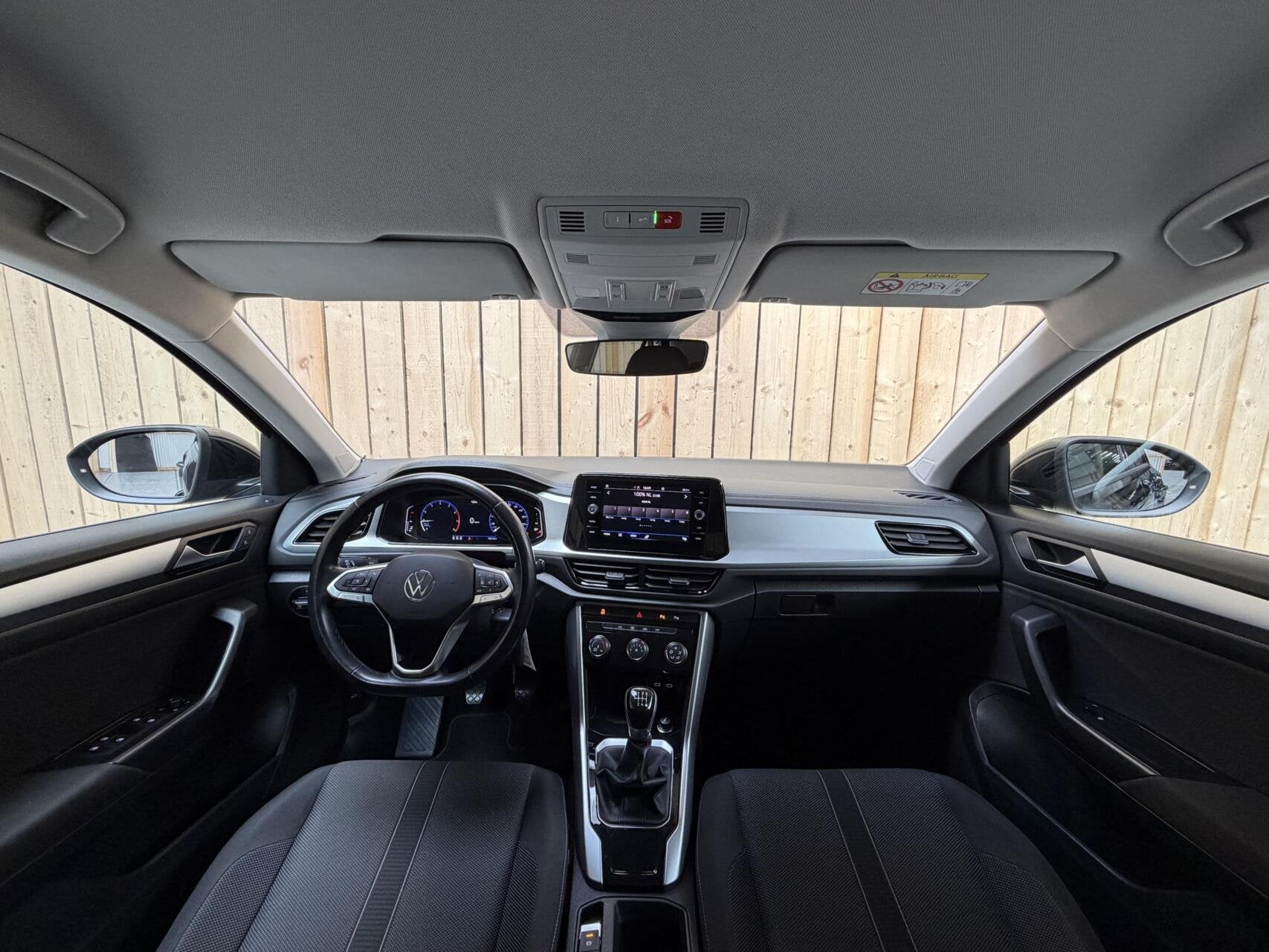 Volkswagen T-Roc 1.0 TSI Life 75 Edition Apple CarPlay/Andro, Auto's, Voorwielaandrijving, Gebruikt, Euro 6, Zwart