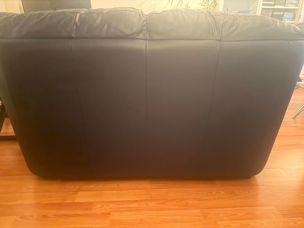 Donkerblauwe leren tweezits bank, Huis en Inrichting, Banken | Bankstellen, Ophalen, Minder dan 75 cm, 150 tot 200 cm, Tweepersoons