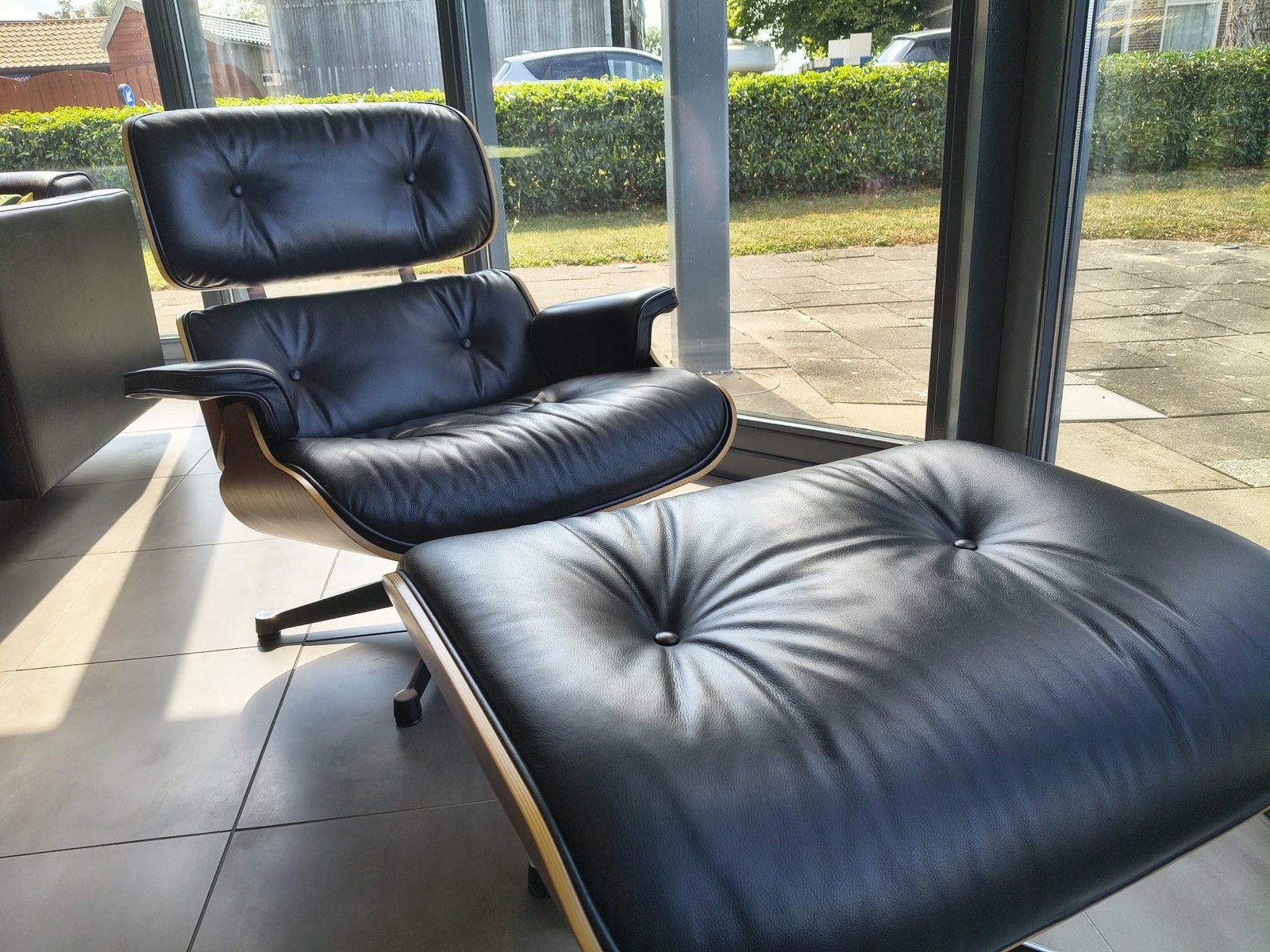 Vitra Eames Lounge Chair & Ottoman -  Zwart Leer & Kersen, Ophalen, Zwart, Zo goed als nieuw, Eén