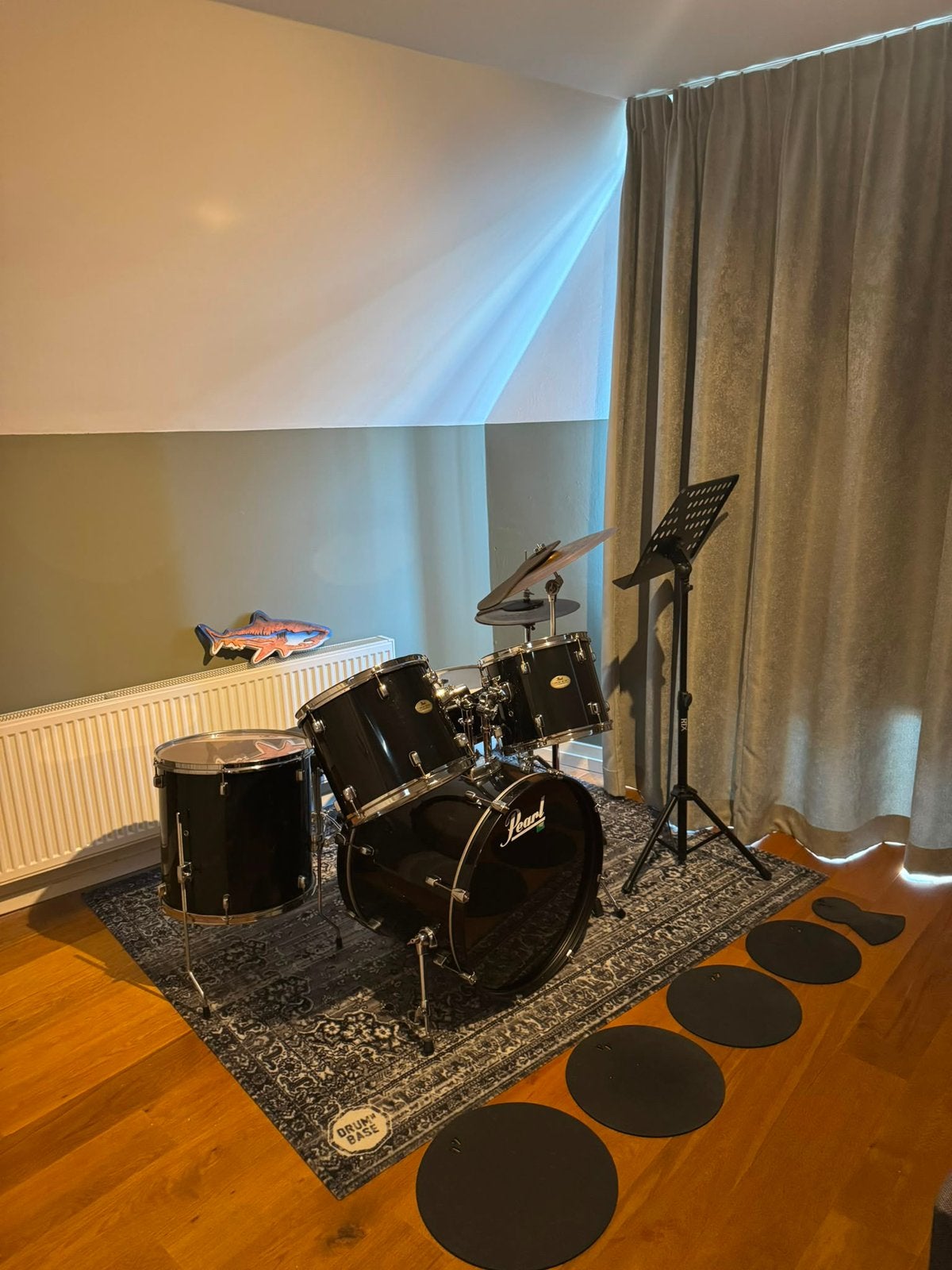 Pearl drumstel incl dempers, drummat, standaard en kruk, Ophalen, Zo goed als nieuw, Pearl