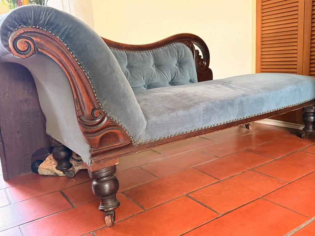Antieke chaise longue in fluweel met houtsnijwerk, Ophalen of Verzenden, Rechthoekig