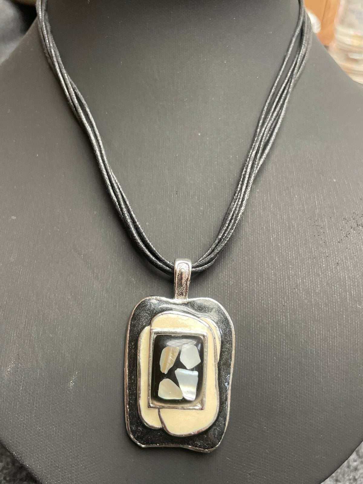Stijlvolle ketting met hanger, zwart/beige, zo goed als nieu, Sieraden, Tassen en Uiterlijk, Kettingen, Zwart, Ophalen of Verzenden