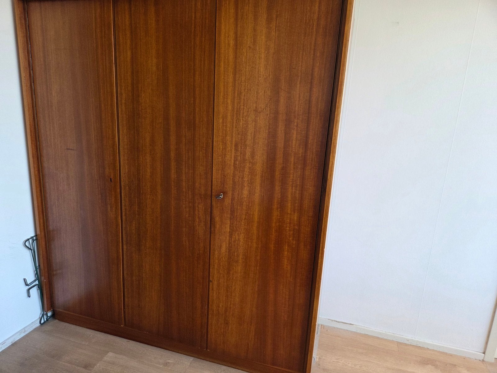 Kledingkast/Opbergkast - Gratis ophalen in Schiedam, Huis en Inrichting, Kasten | Kledingkasten, Ophalen, Met deur(en), Gebruikt