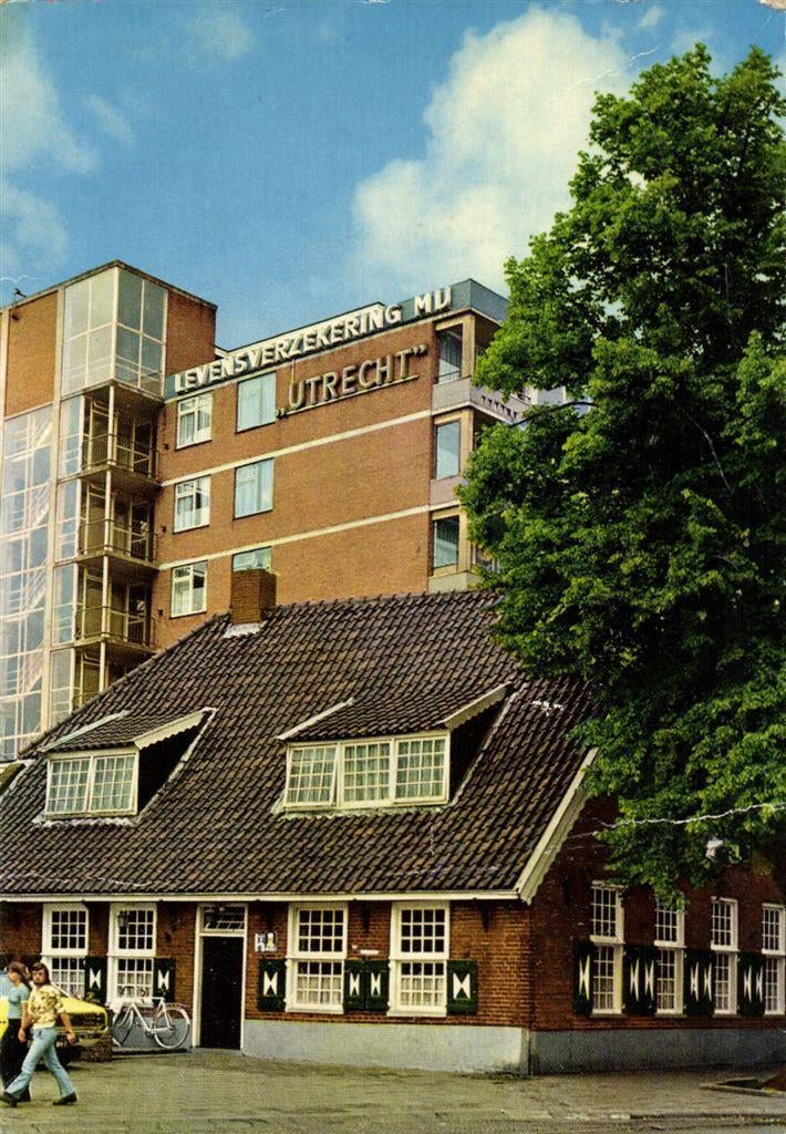 Emmen, Moderne Hoofdstraat met Oude Boerderij - 1979 gelopen, Ophalen of Verzenden, Voor 1920, Gelopen, Drenthe