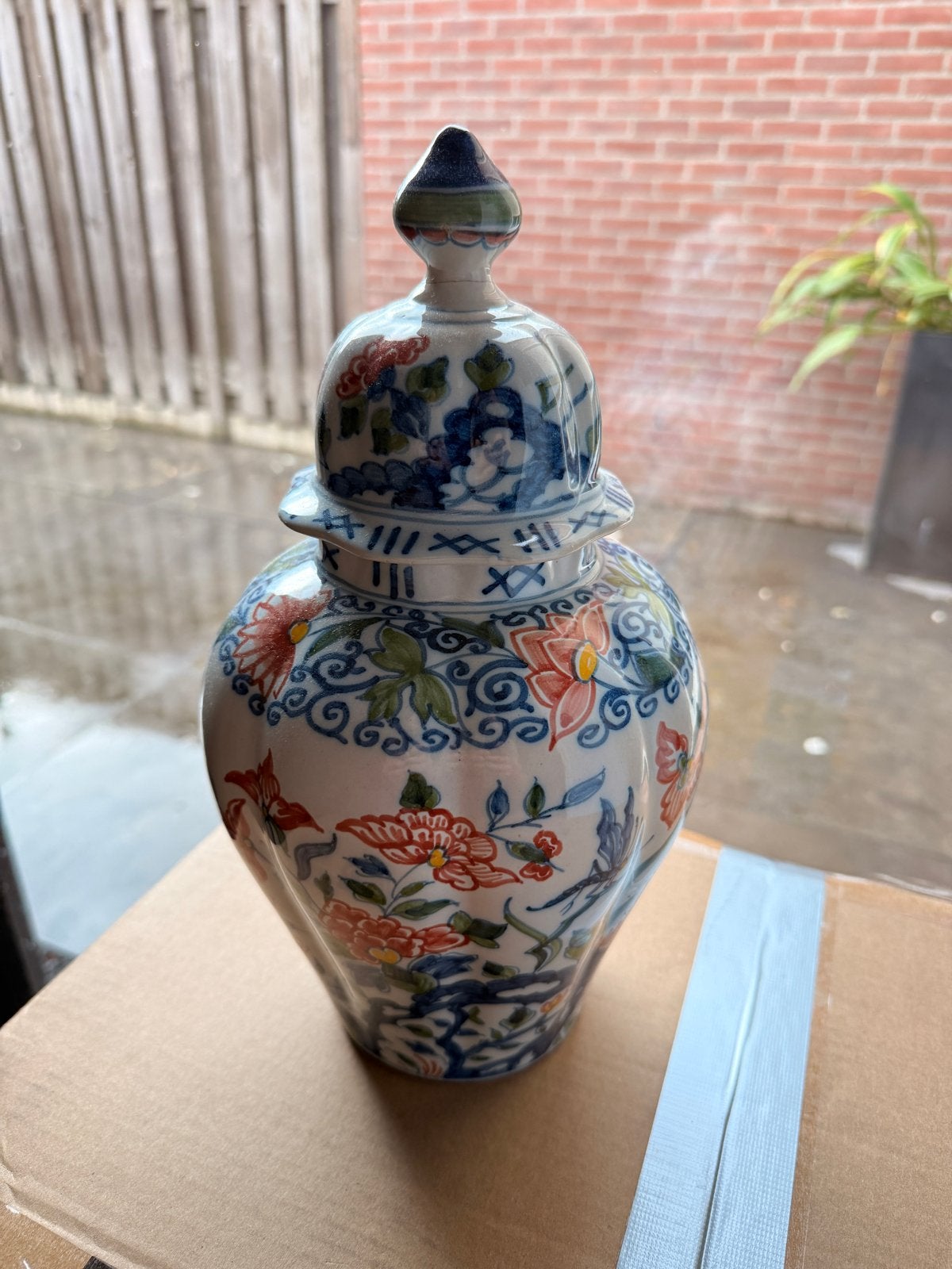 Handgeschilderde dekselpot uit Makkum, Ophalen of Verzenden