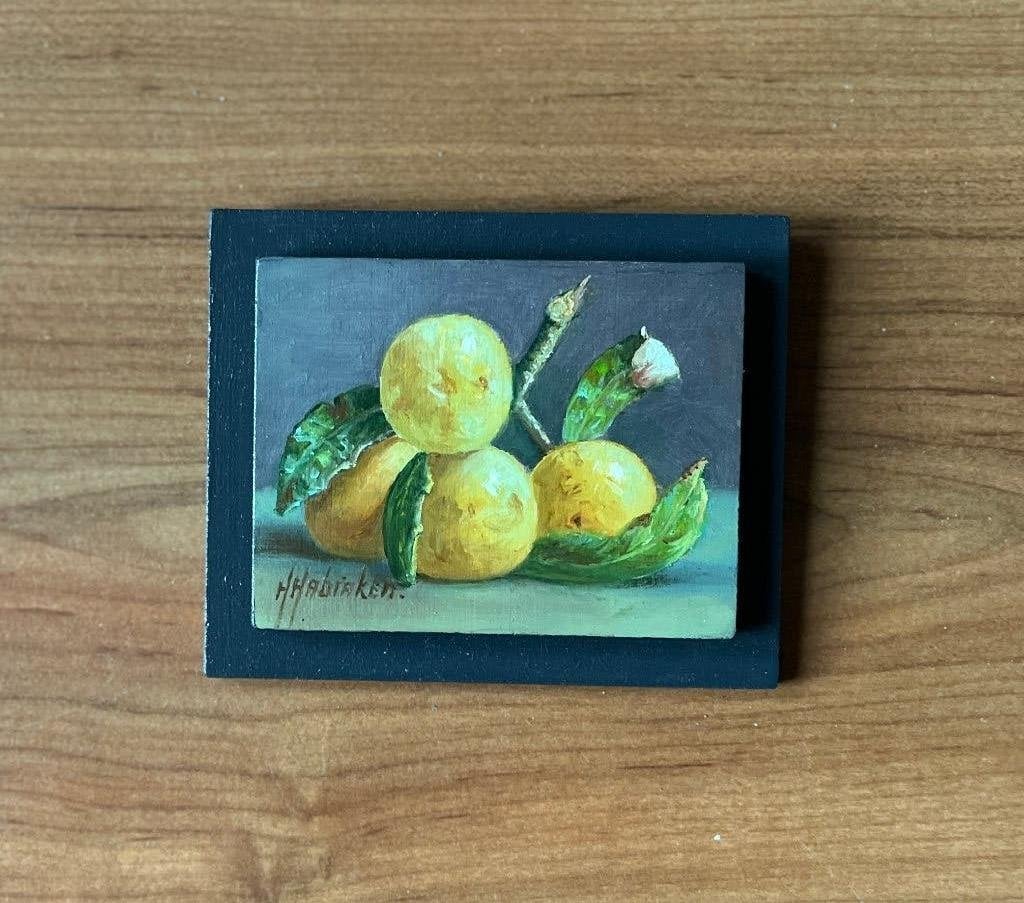 Schilderij gele pruimen op tafel. Hans Habraken., Ingelijst, Paneel, Realistisch, Stilleven