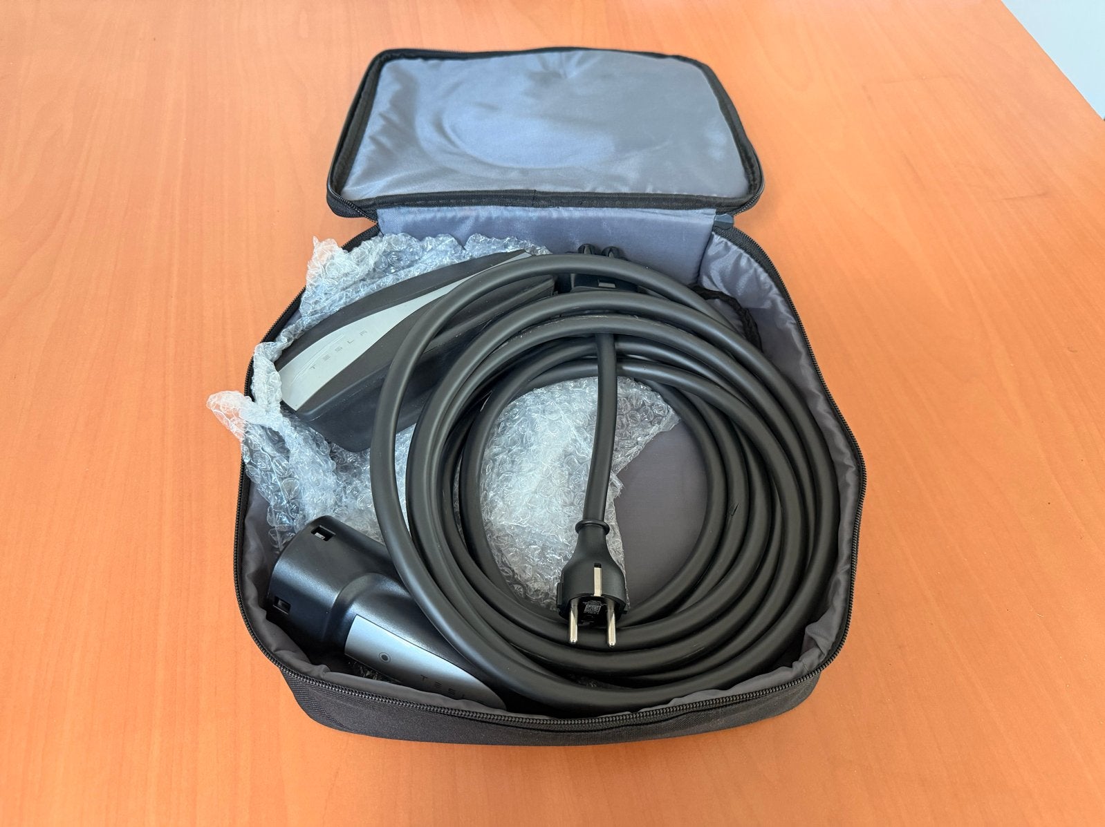Tesla Mobile Connector Gen 2 granny charger 230v lader, Ophalen of Verzenden, Zo goed als nieuw, Laadkabel