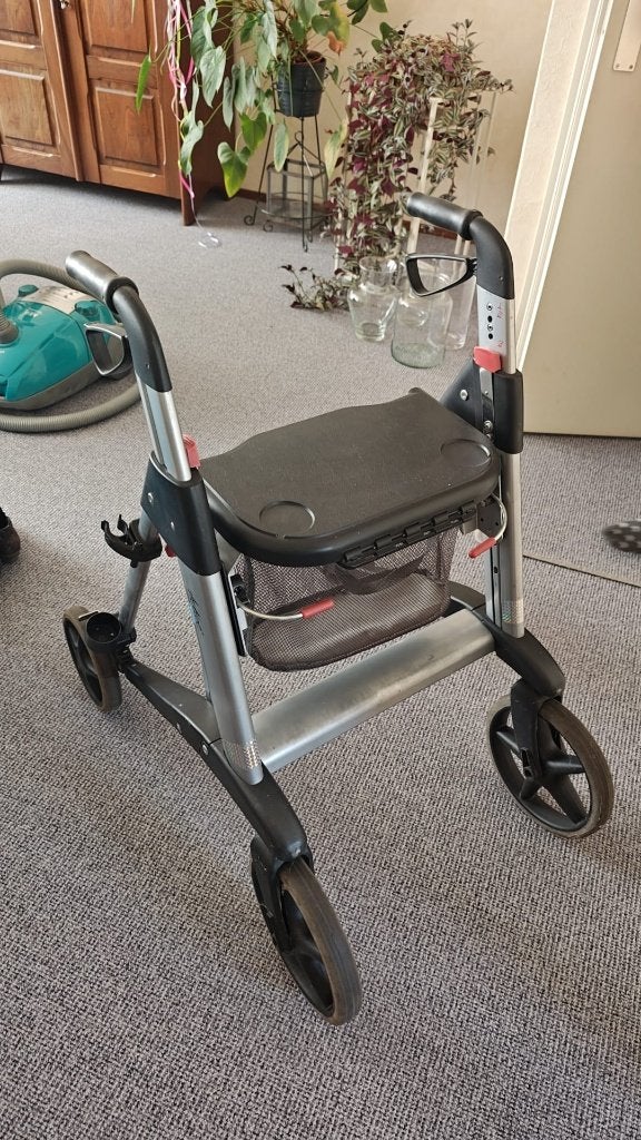 Rollator - opklapbaar - met zitje, Diversen, Rollators, Zo goed als nieuw, Lichtgewicht, Opvouwbaar, Ophalen