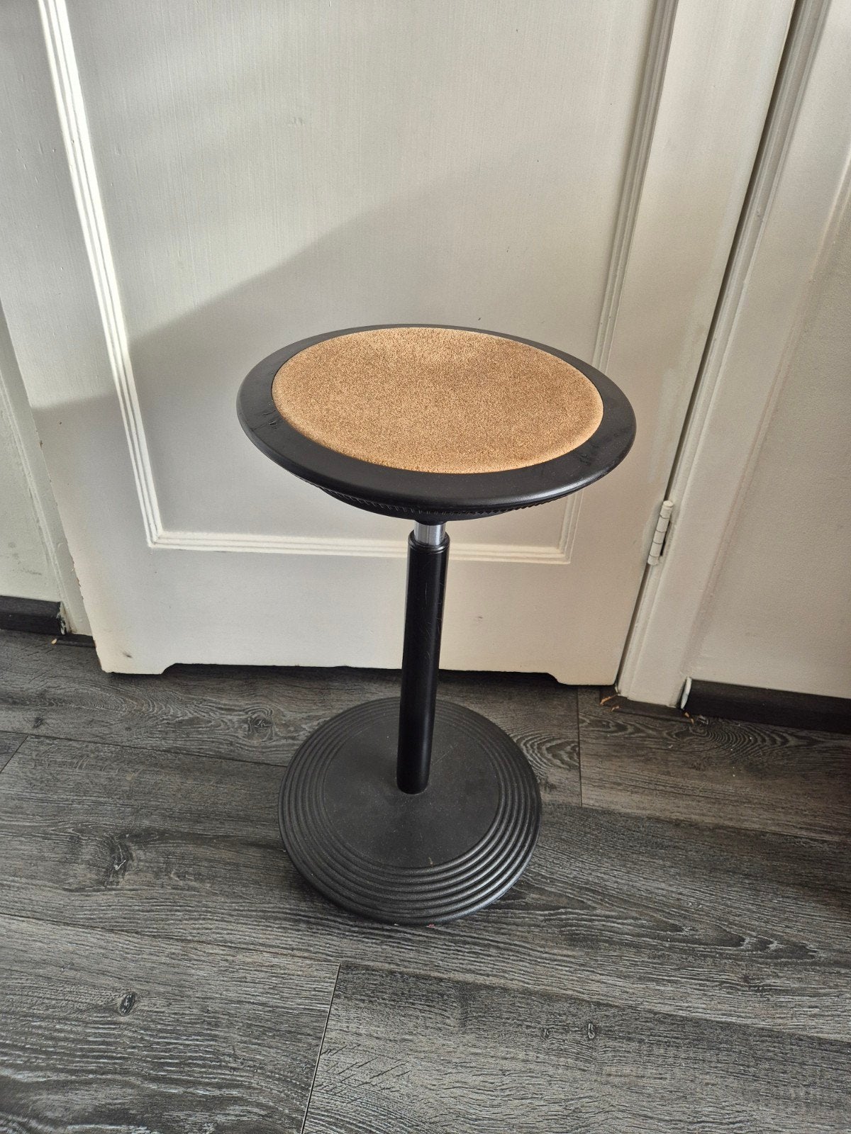 Wilkhahn Stitz zit-sta kruk - Ergonomisch en stijlvol, Ophalen, Gebruikt, Zwart, Modern, Ergonomisch