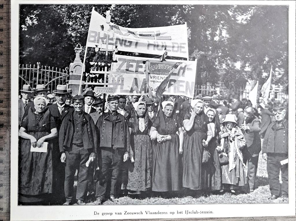 Amsterdam 1933, 2x groep uit Zeeuws-Vlaanderen op Dam, Verzenden, Voor 1940, Gebruikt, Klederdracht