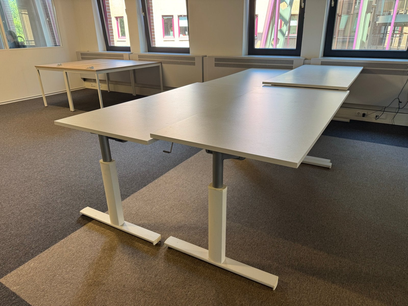 4x In hoogte verstelbare witte bureaus, Ophalen, Zit-sta bureau, Gebruikt, In hoogte verstelbaar