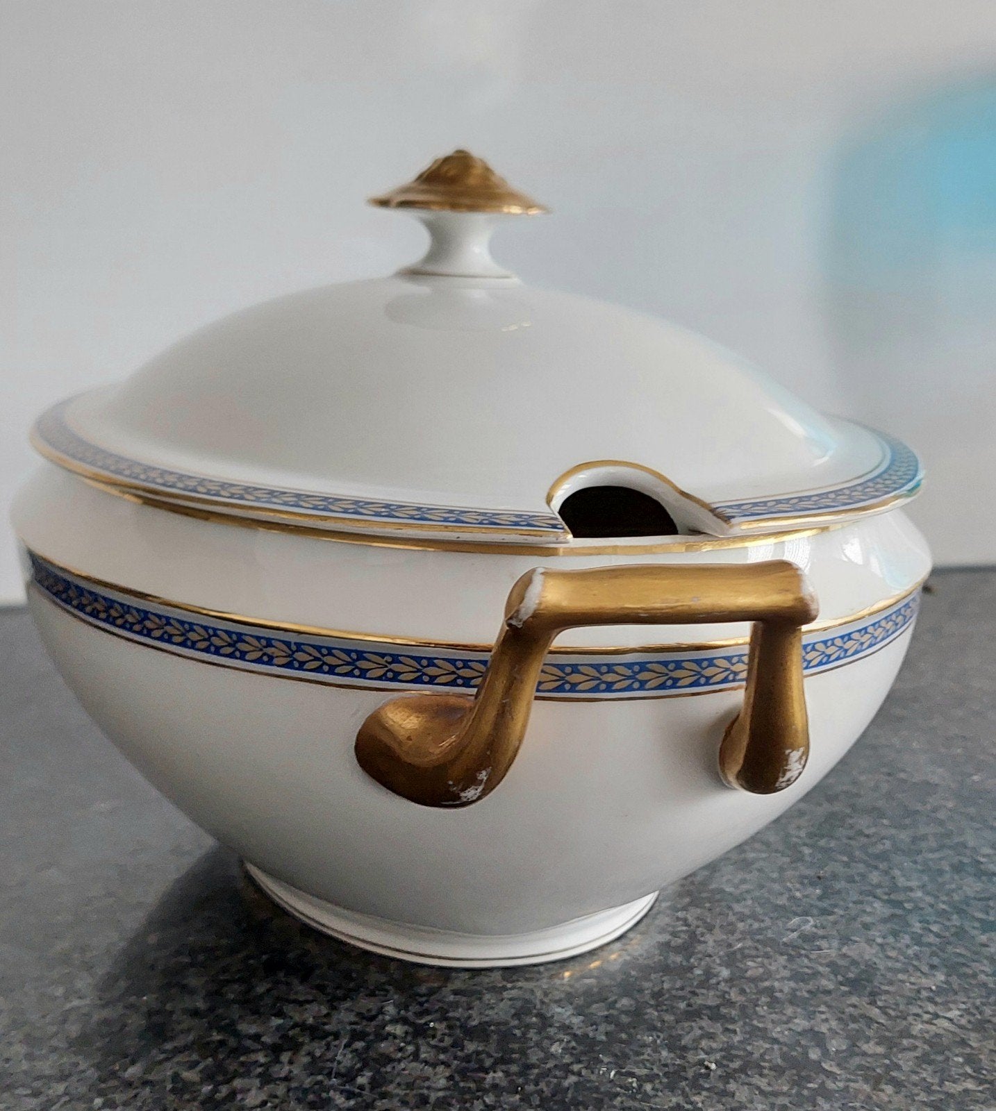 Limoges A. Lanternier & Co. dekschaal met gouden accenten, Antiek en Kunst, Ophalen of Verzenden