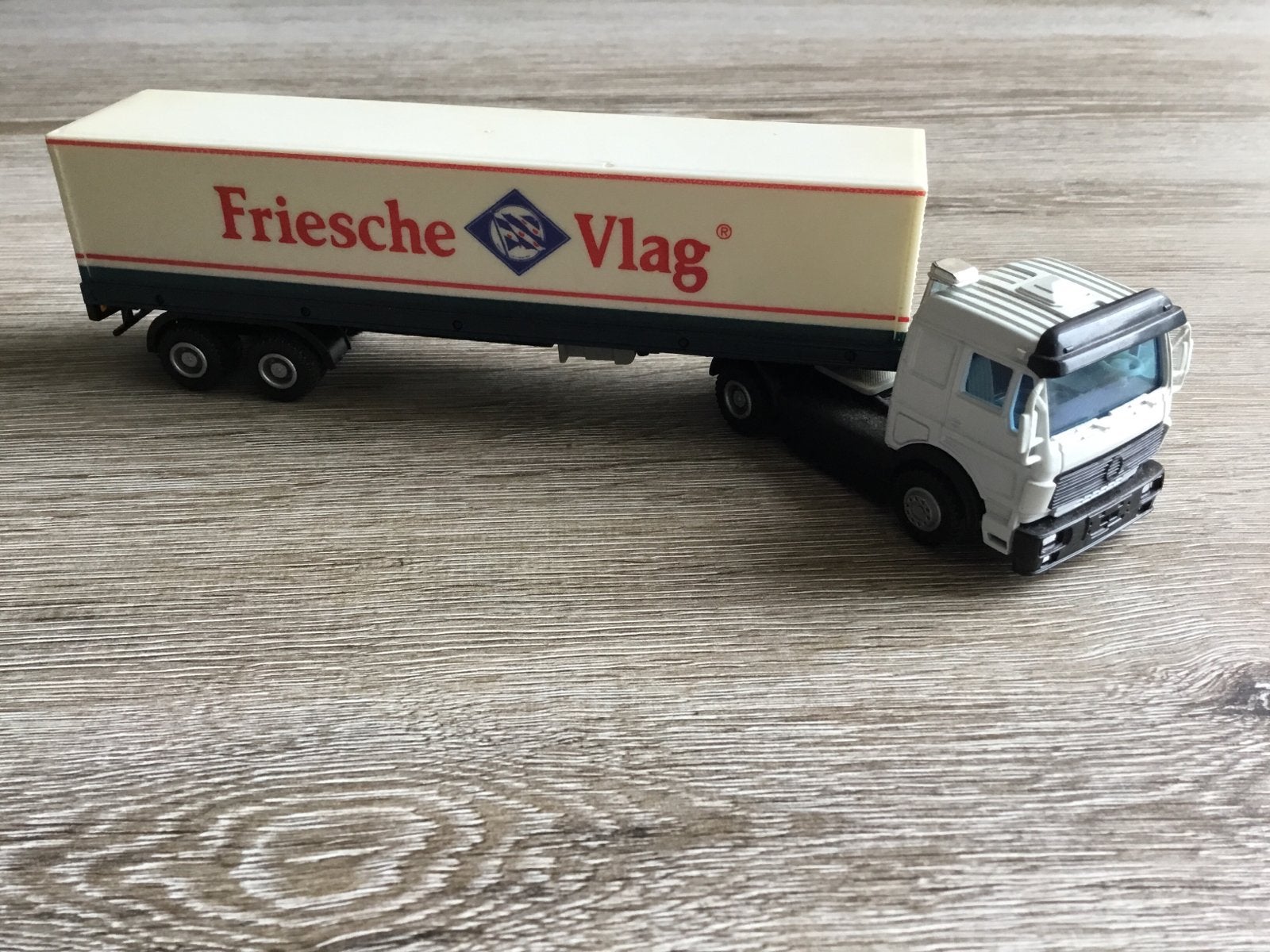 Friesche Vlag Mercedes vrachtwagen met oplegger 1/43, Ophalen of Verzenden, Zo goed als nieuw