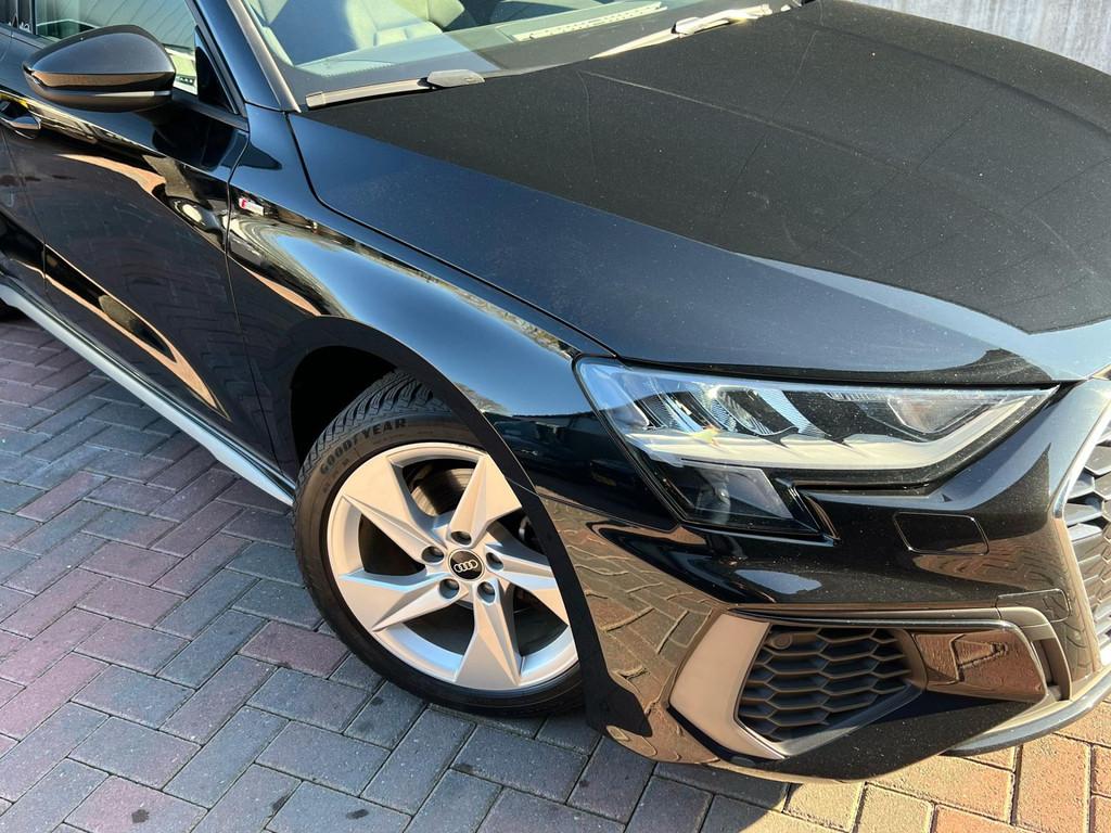 Audi A3 Sportback 30 TFSI S-edition *Navi * Cruise * Carplay, Auto's, Stof, Gebruikt, Zwart, Zwart
