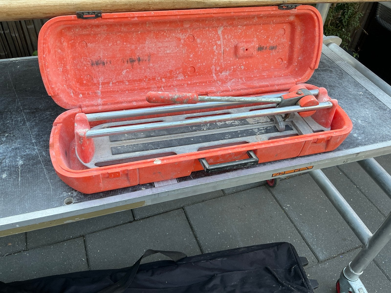 Tegelsnijder 40 cm - Gebruikt maar functioneel, Doe-het-zelf en Verbouw, Gereedschap | Handgereedschap, Ophalen of Verzenden, Gebruikt