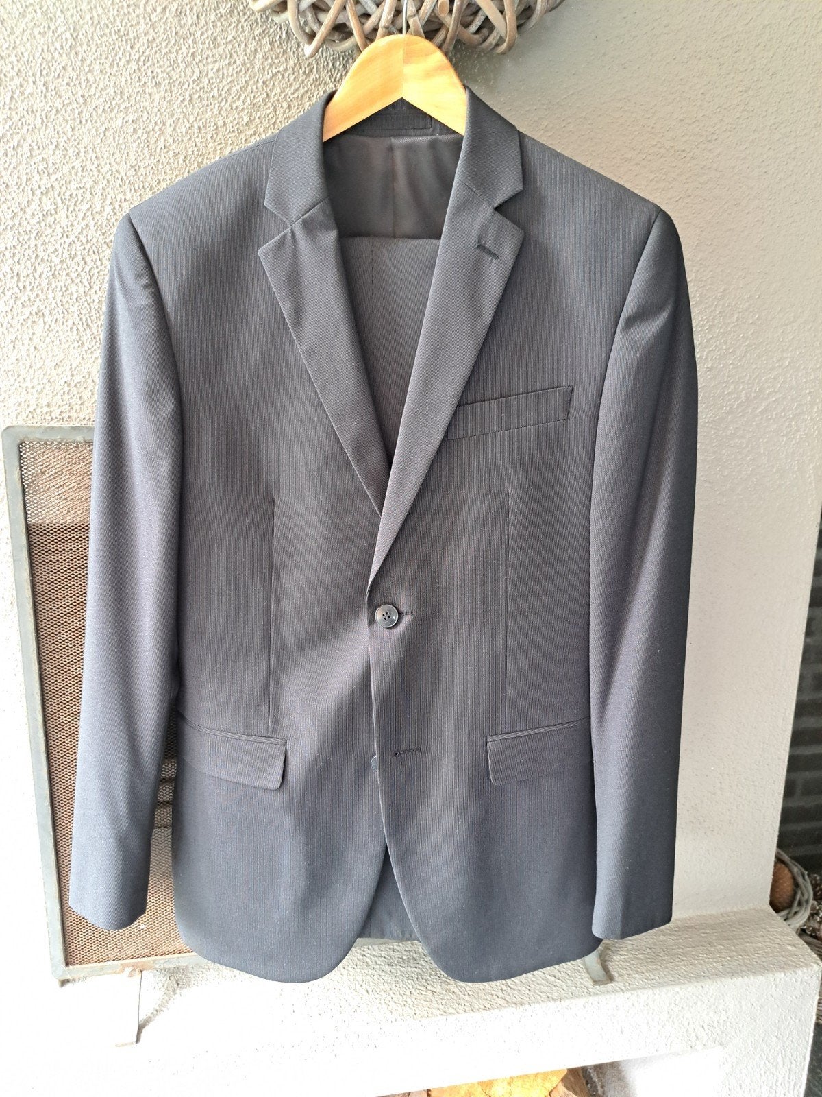 Herenkostuum LIV antraciet "fijn streepje" mt 44/XS, Kleding | Heren, LIV, Ophalen of Verzenden, Zo goed als nieuw, Grijs