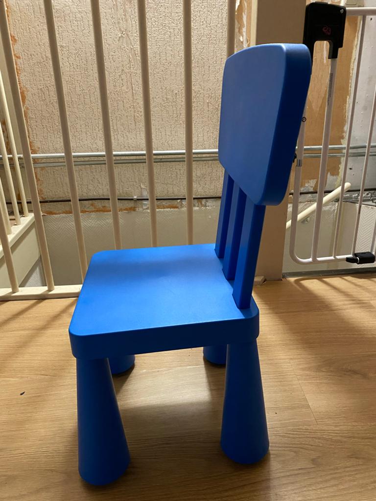 Blauwe kinderstoel van plastic, Kinderen en Baby's, Kinderstoelen, Ophalen, Gebruikt, Overige typen