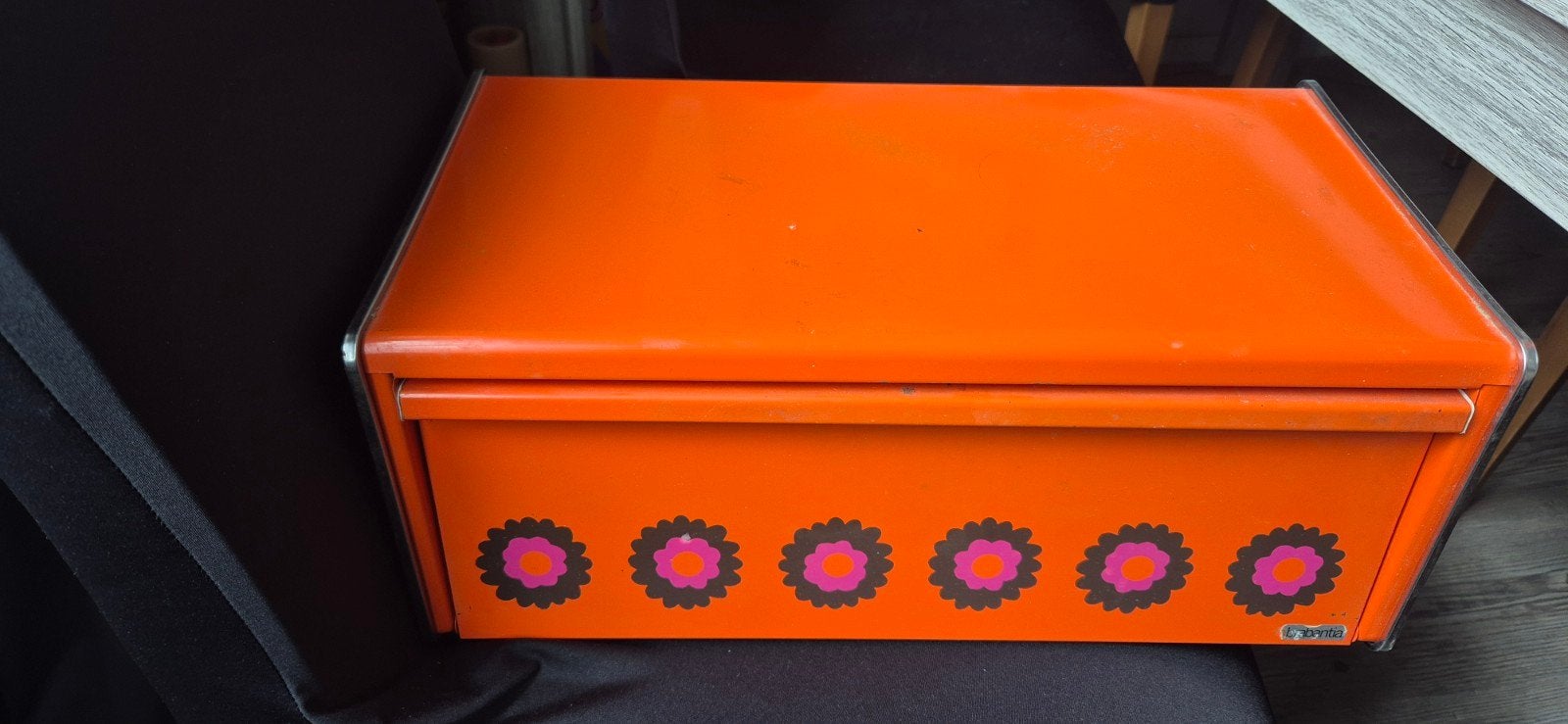 Vintage brabantia Oranje Broodtrommel met Bloemenpatroon, Ophalen