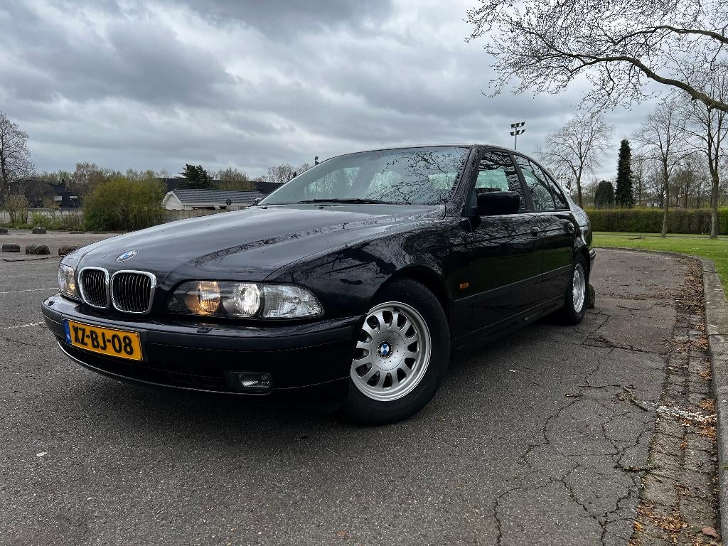 BMW 528i E39 Sedan | Xenon | Apple CarPlay | Trekhaak |, Auto's, BMW, Automaat, Achterwielaandrijving, Zwart, 2000 kg
