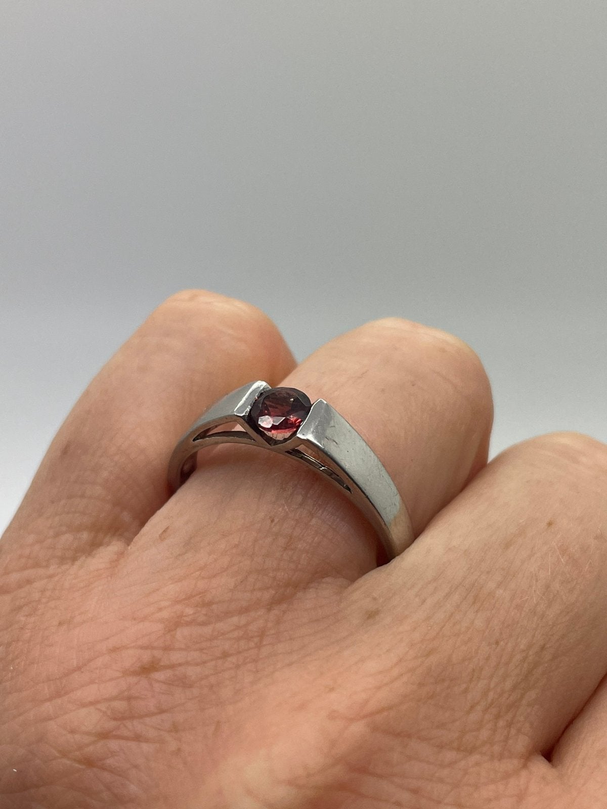 F894 Prachtige zilveren ring rode steen maat 21, Sieraden, Tassen en Uiterlijk, 20 of groter, Ophalen of Verzenden, X, Dame