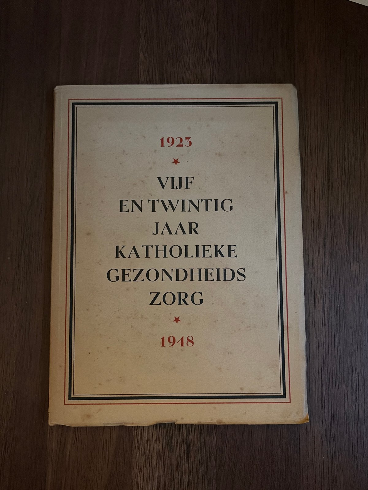 25 Jaar Katholieke Gezondheidszorg 1923-1948, Boeken, Ophalen of Verzenden, Gelezen, Christendom | Katholiek