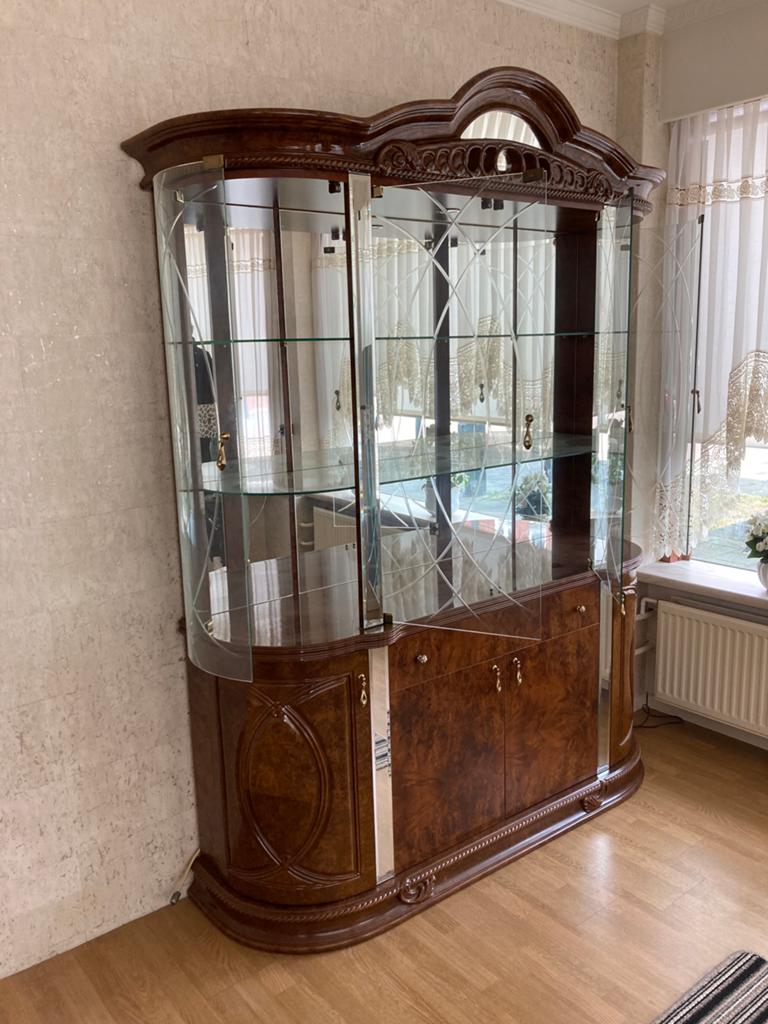 Luxe vitrinekast met glazen deuren en houtaccenten, Ophalen, 200 cm of meer, 150 tot 200 cm, Zo goed als nieuw