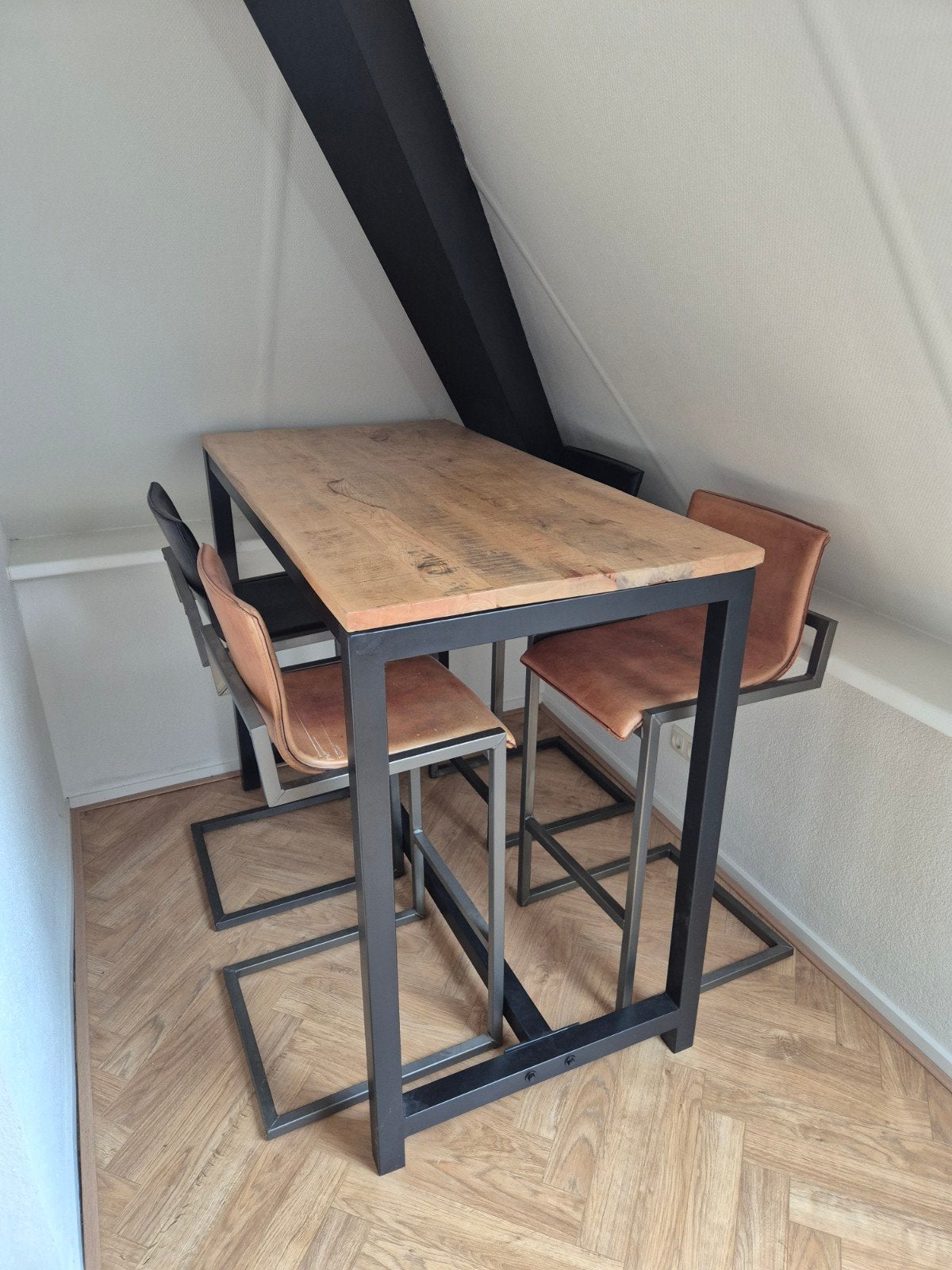 Mangohout bartafel met 4 krukken, Ophalen, Zo goed als nieuw
