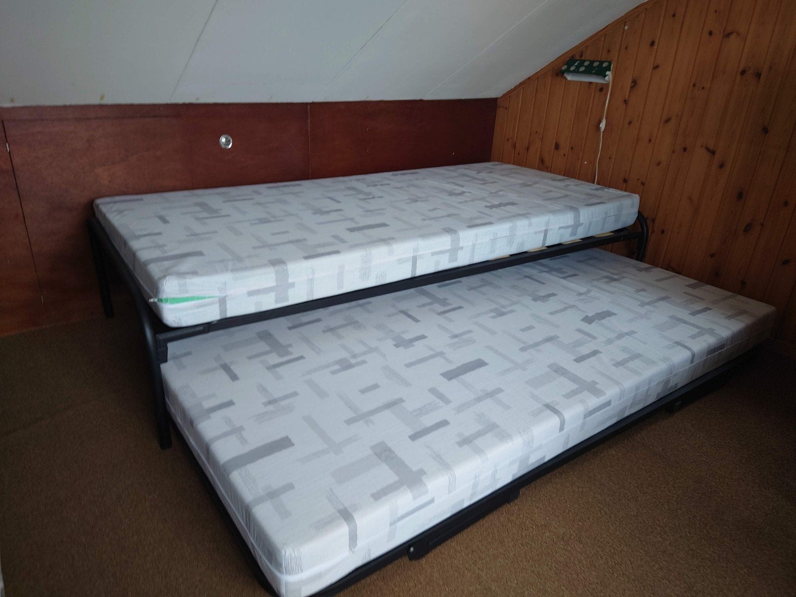 Te koop  Weinig gebruikt .Handig onderschuifbed