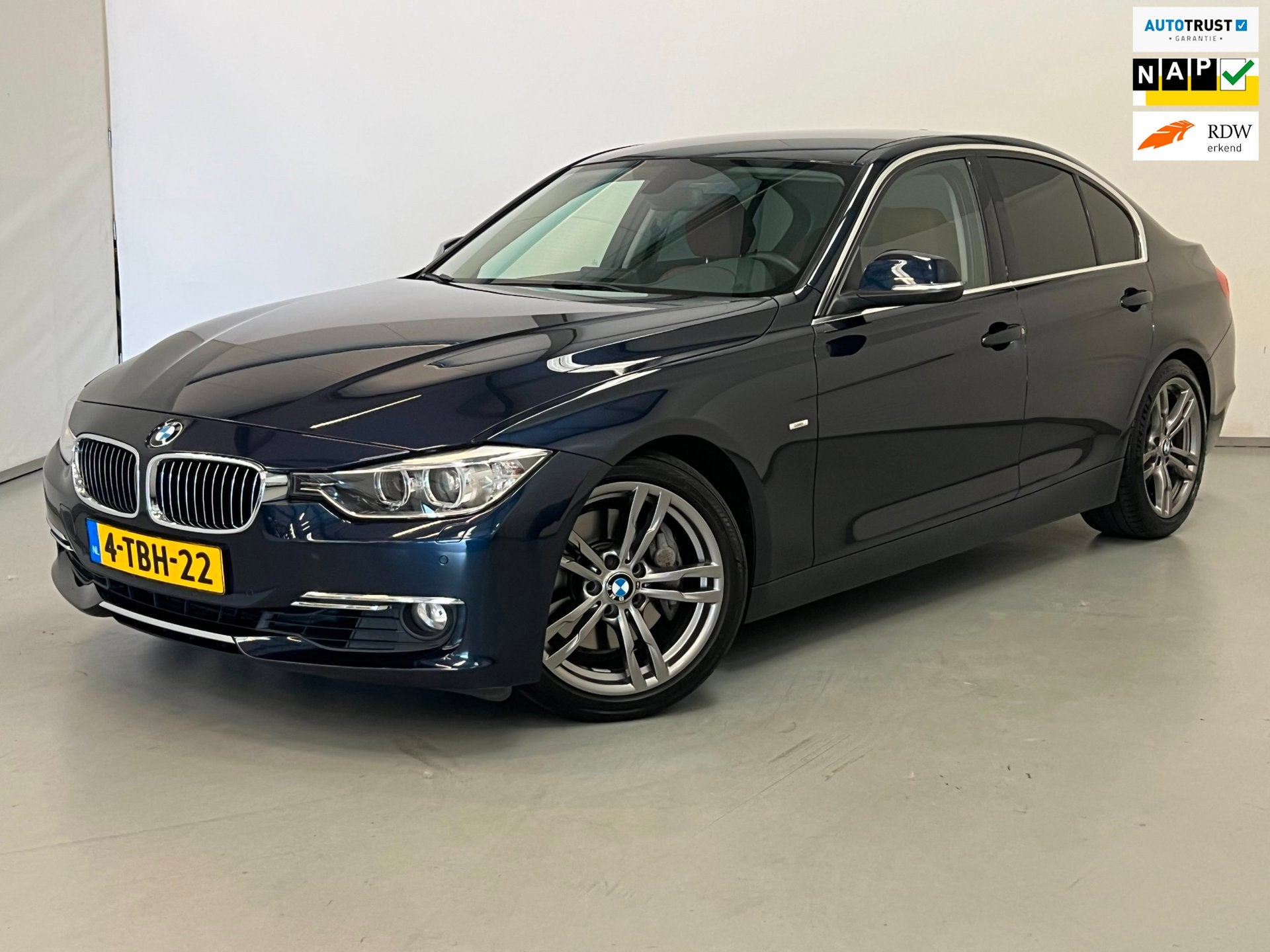 BMW 3-serie 335i High Executive / M-Sport / NL-auto / 18" LM, Auto's, BMW, Automaat, Achterwielaandrijving, Gebruikt, Euro 6