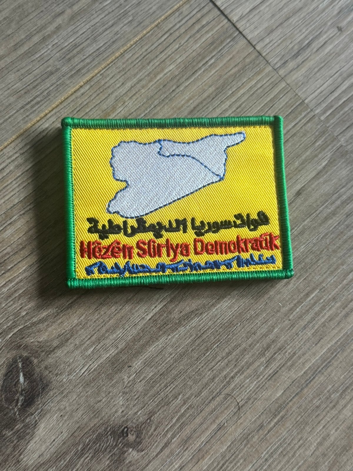 Democratisch syrie hezen leger embleem, Ophalen of Verzenden, Landmacht, Embleem of Badge