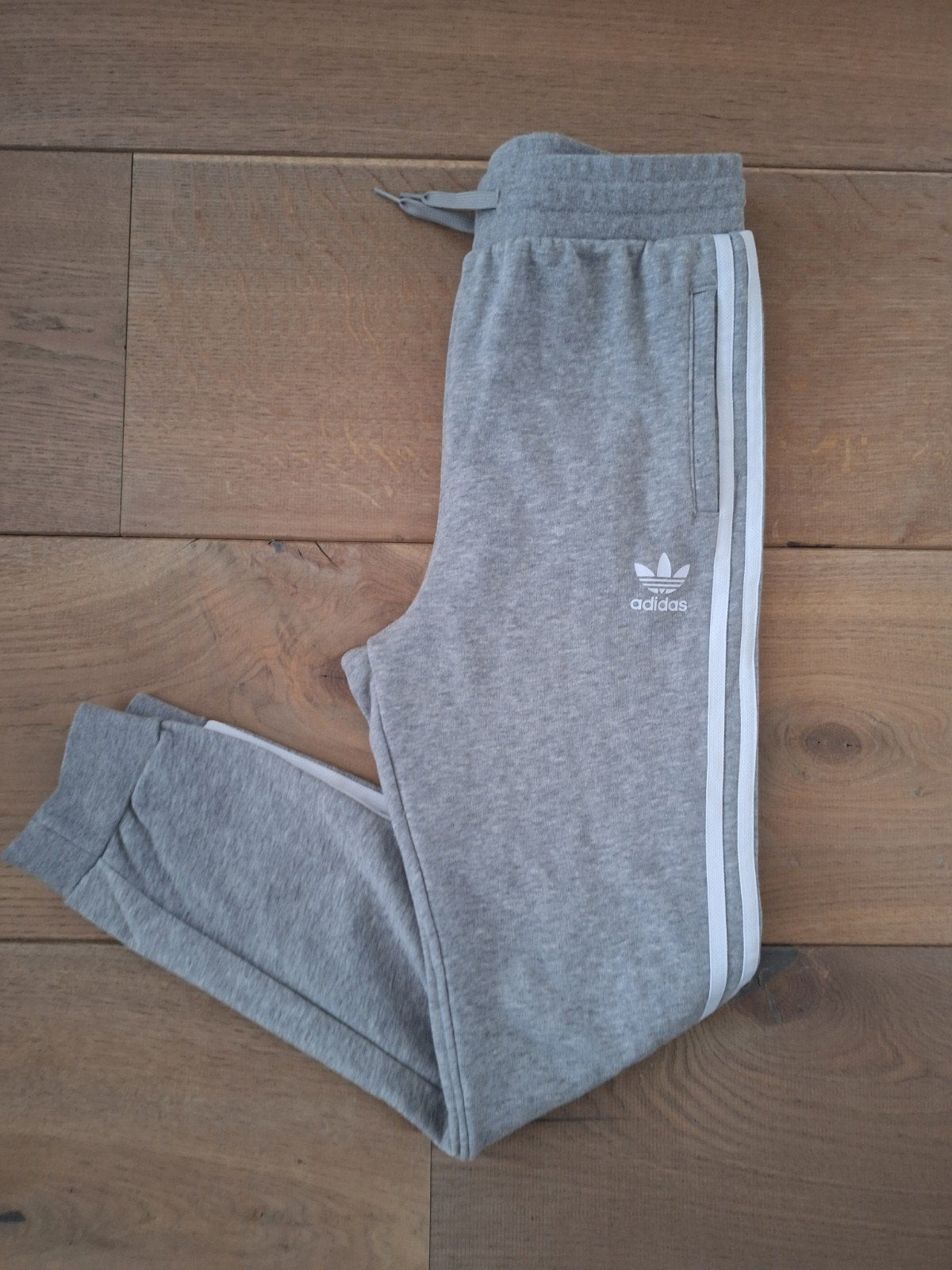 Grijs gemêleerde joggingbroek, broek v Adidas mt 158-164, Kinderen en Baby's, Kinderkleding | Maat 158, Broek, Adidas, Gebruikt