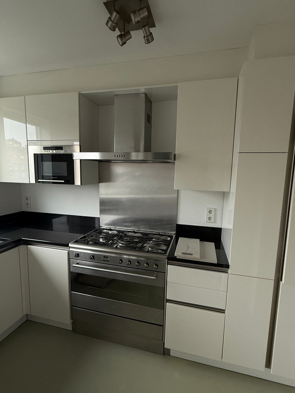 Gehele keuken inclusief inbouwapparatuur, Ophalen, Zo goed als nieuw, Graniet of Steen, Hoekkeuken
