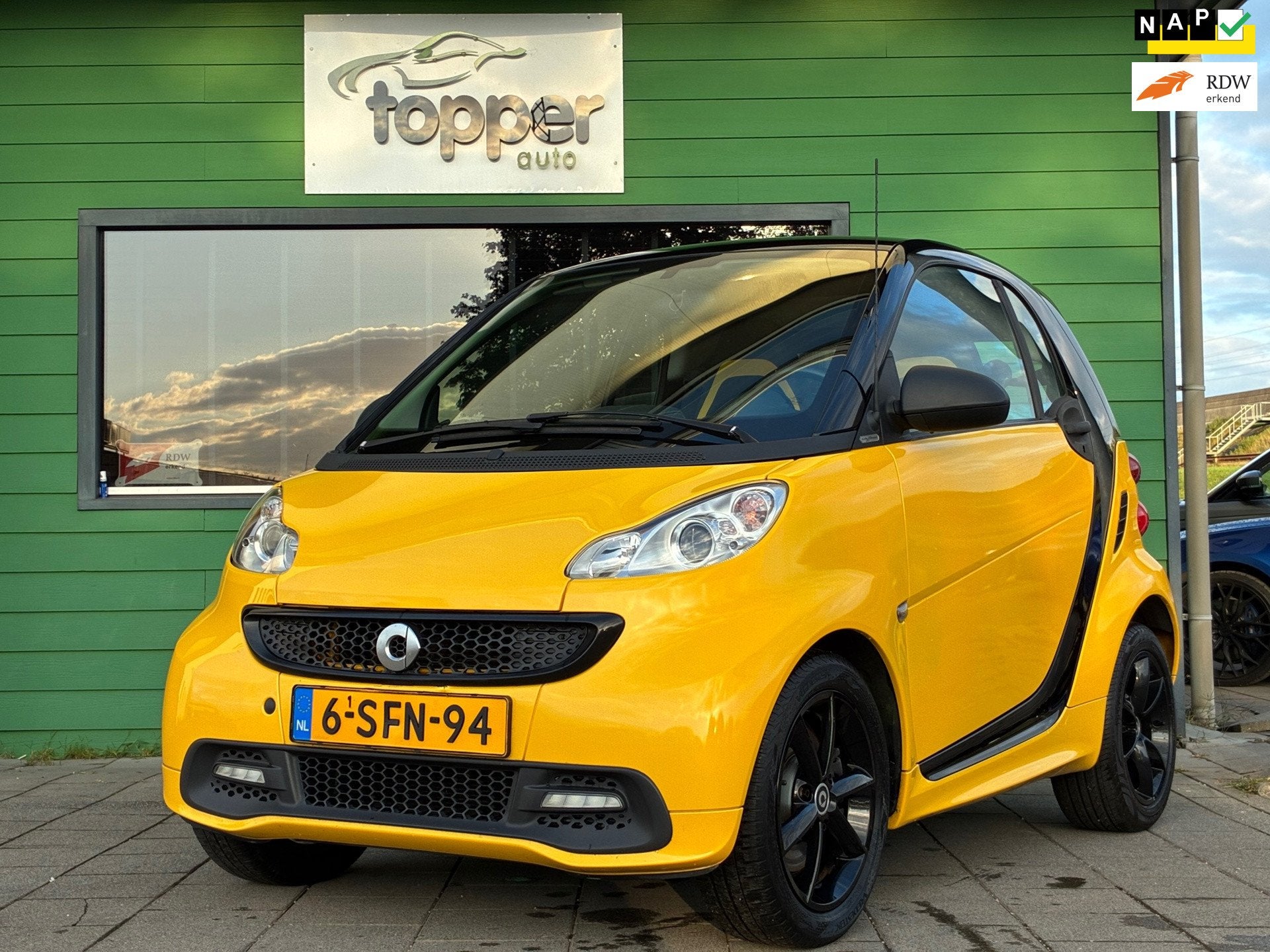 Smart Fortwo coupé 1.0 mhd Bumble Bee|Panoramadak|Camera|Na, Auto's, Automaat, Euro 5, Achterwielaandrijving, Gebruikt