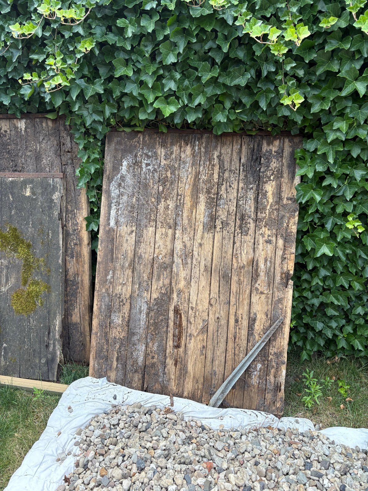 Gratis: oud (brand)hout + ijzeren randen/profielen en pinnen, Minder dan 3 m³, Ophalen, Overige houtsoorten