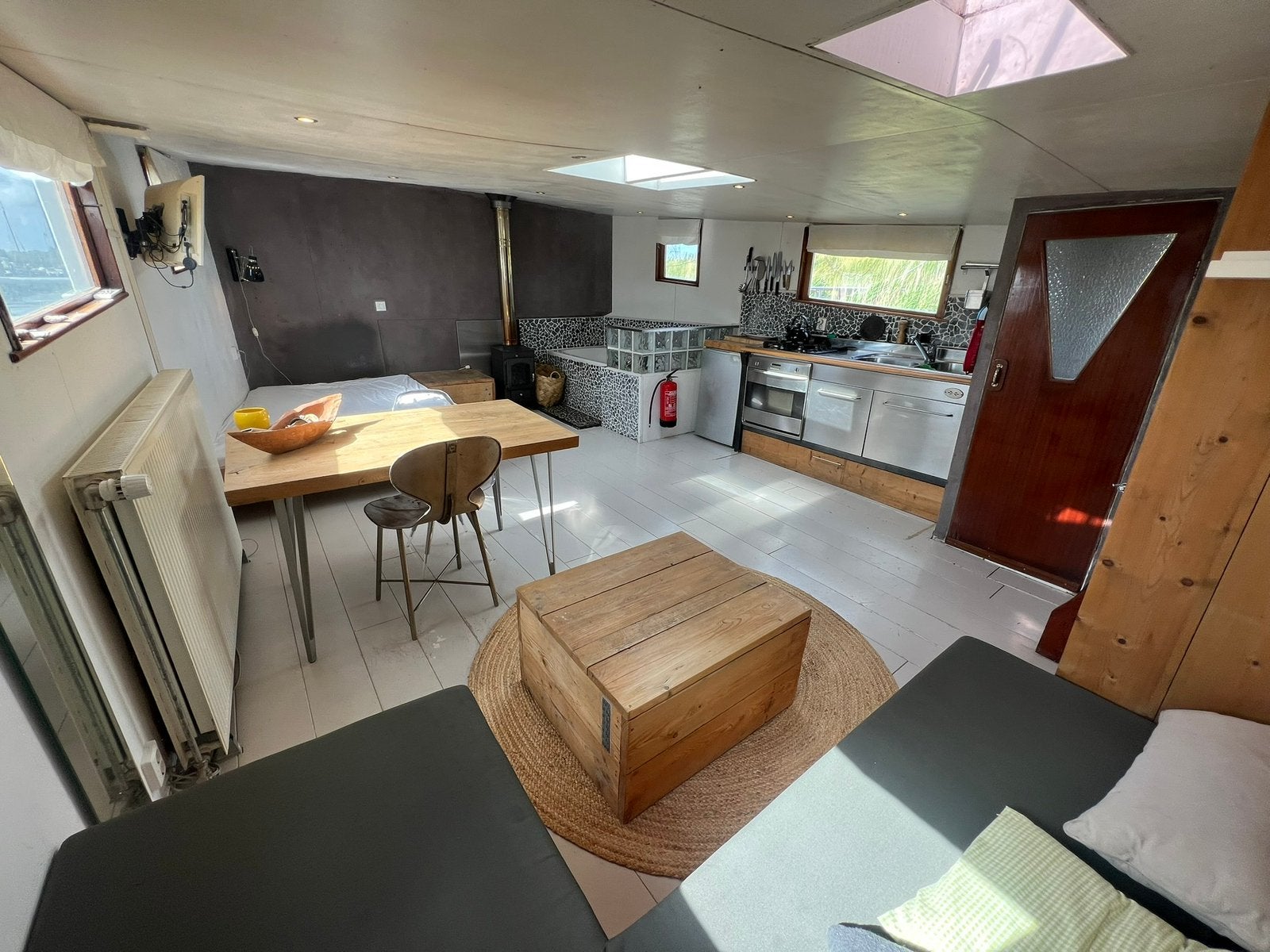 Studio op groot woonschip woonboot te huur Amsterdam, Twee onder één kap, Direct bij eigenaar, 2 kamers, Amsterdam