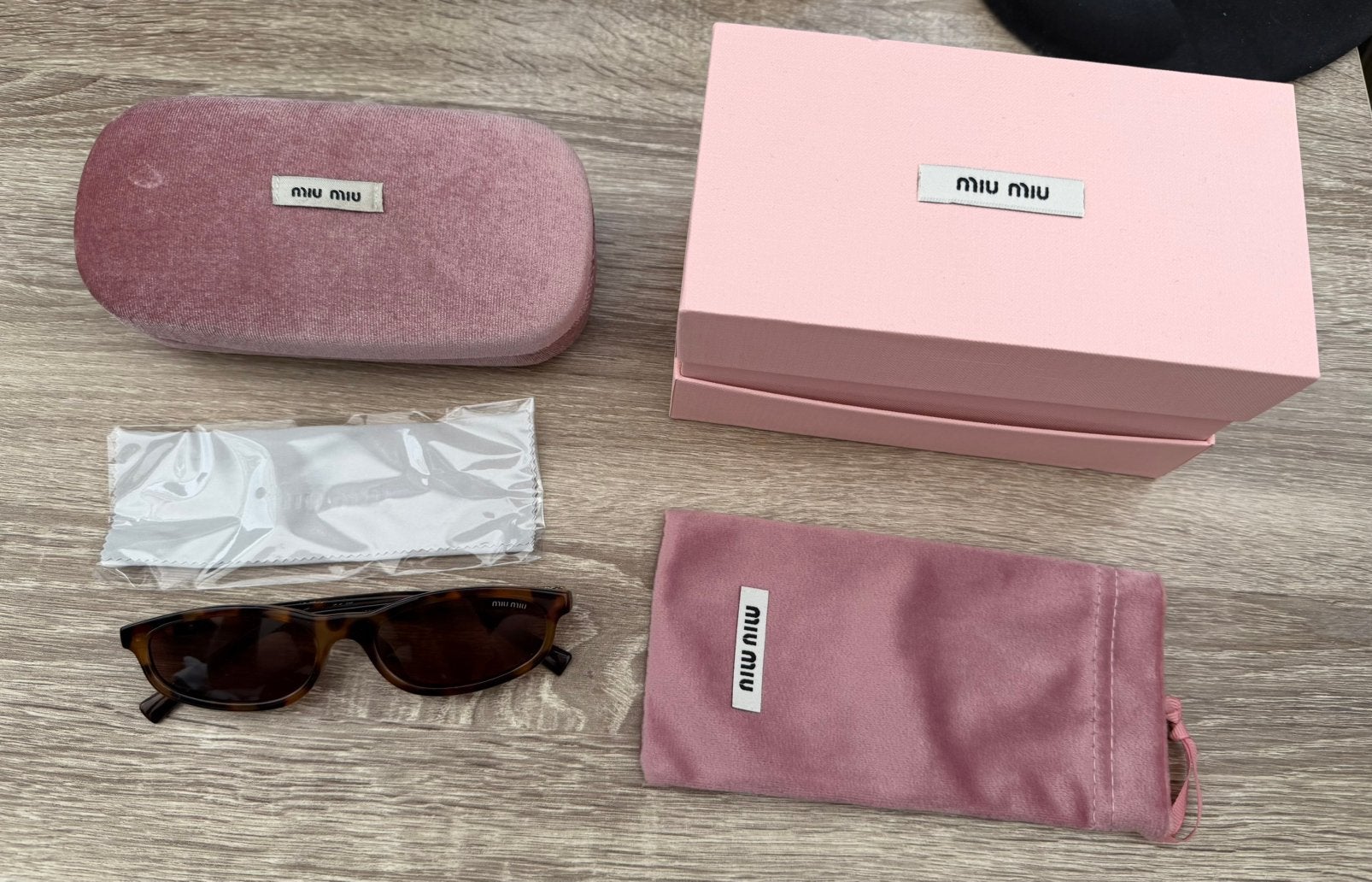 Miu miu zonnebril, Ophalen of Verzenden, Zo goed als nieuw, Zwart, Overige merken