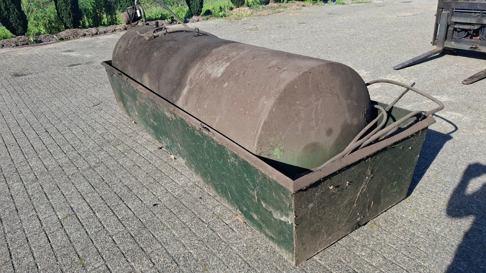 Diesel opslagtank met lekbak en pomp, Ophalen
