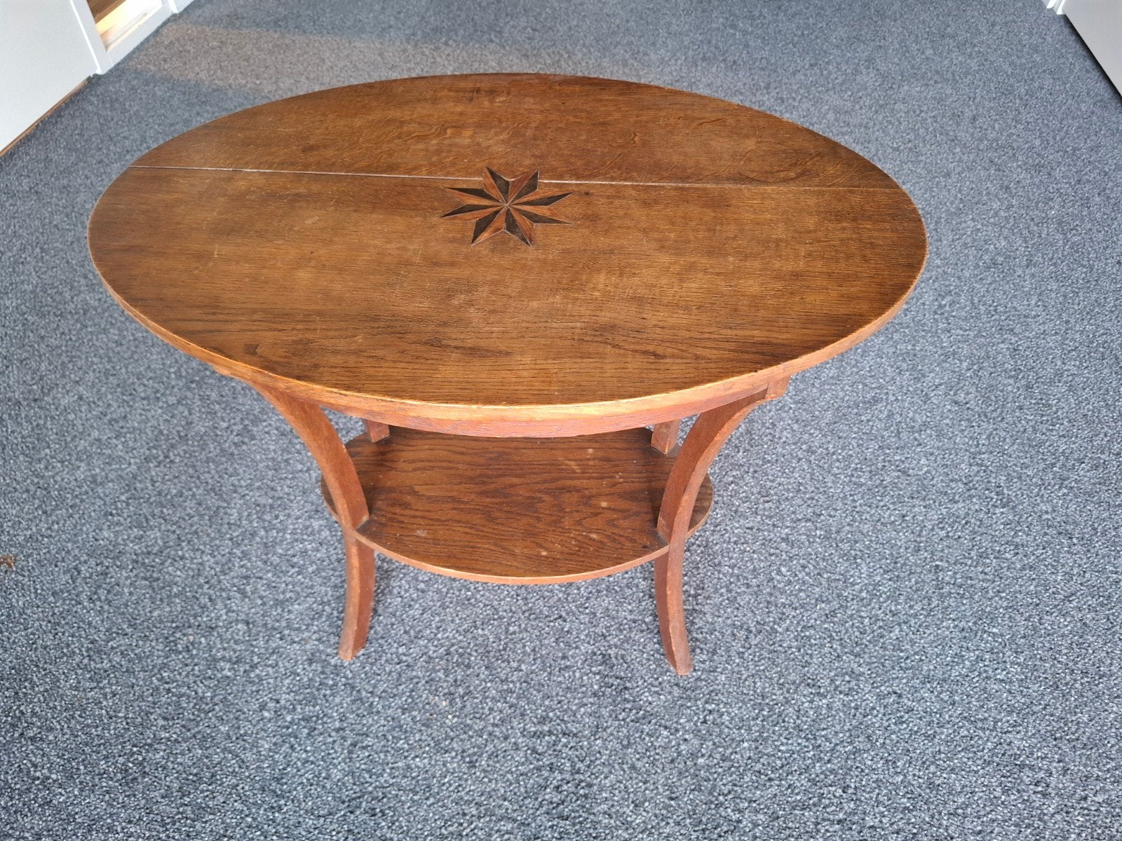 Ovaal houten tafeltje met sterinleg, Ophalen