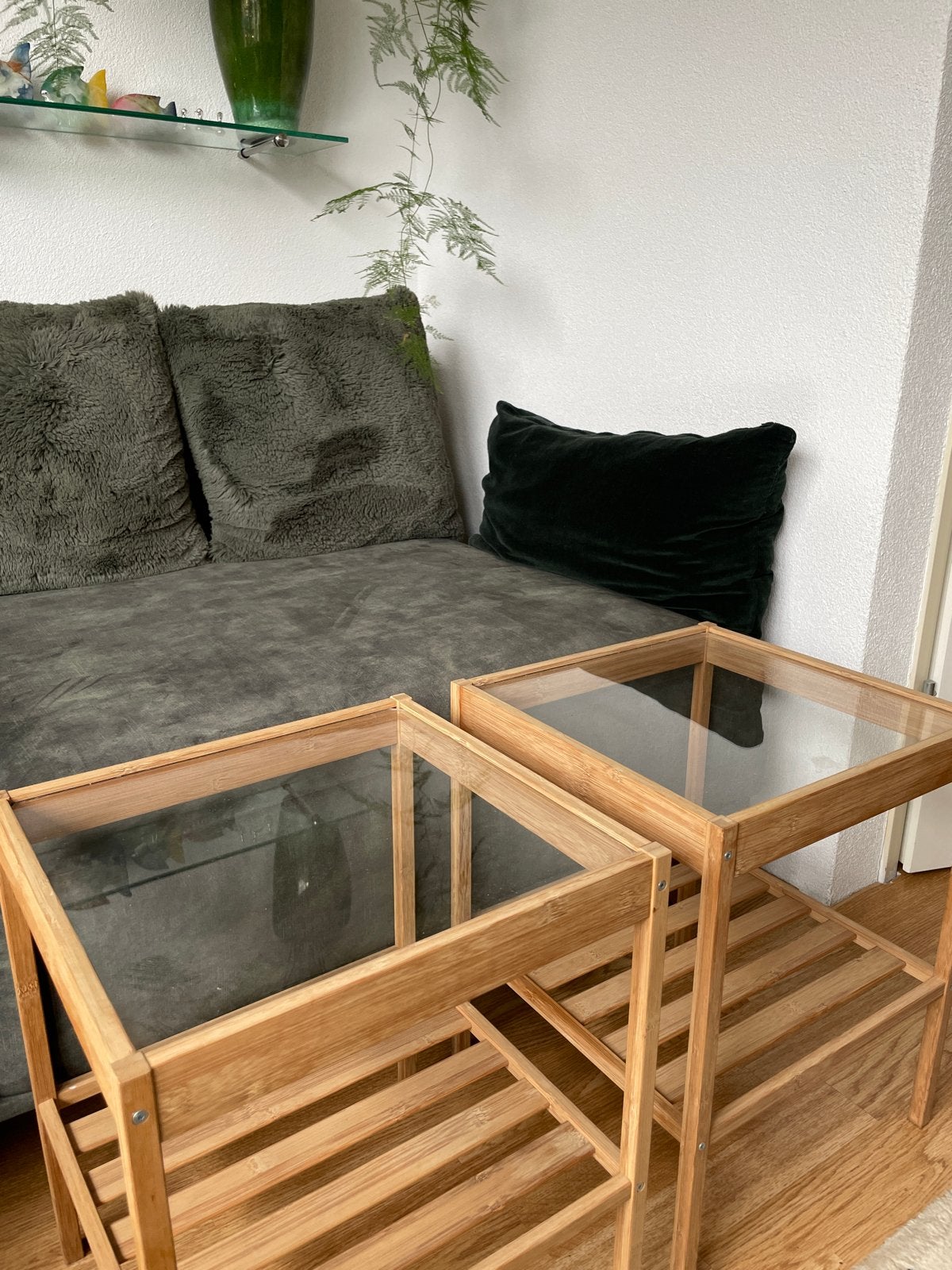 Set van 2 bamboe/hout  bijzettafels met glazen blad, Ophalen, Minder dan 45 cm, Minder dan 55 cm, Gebruikt