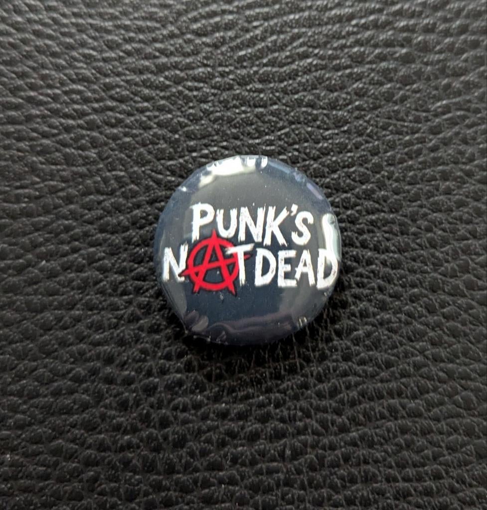 Punk's Not Dead - 25mm button - Zwart, Wit, Rood, Verzamelen, Speldjes, Pins en Buttons, Ophalen of Verzenden