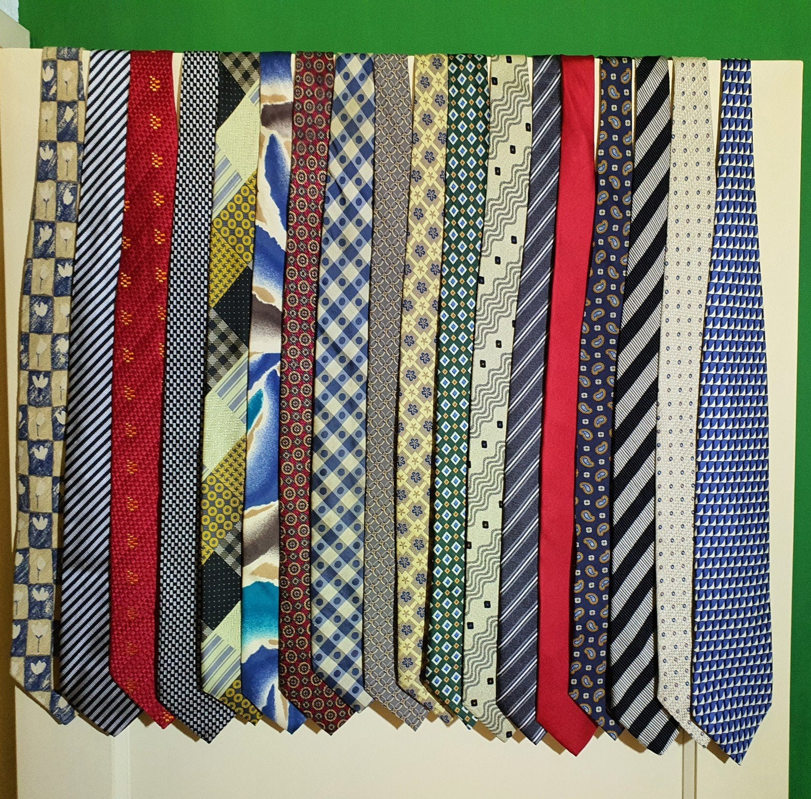Zijden stropdassen 18 stuks inclusief hanger., Ophalen of Verzenden, Zo goed als nieuw, Overige kleuren