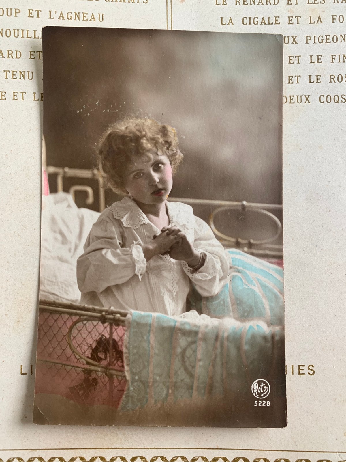 1921 Biddend meisje in ledikant (ME), Ophalen of Verzenden, 1920 tot 1940, Gelopen, Kinderen