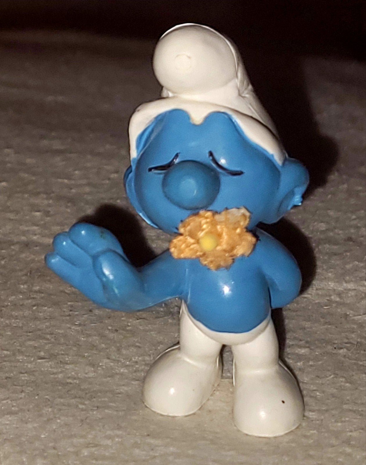 ZELDZAAM: Smurf 2.0019 met oranjeroze velours bloem in mond, Verzenden, Zo goed als nieuw, Verschillende Smurfen, Poppetje, Figuurtje of Knuffel
