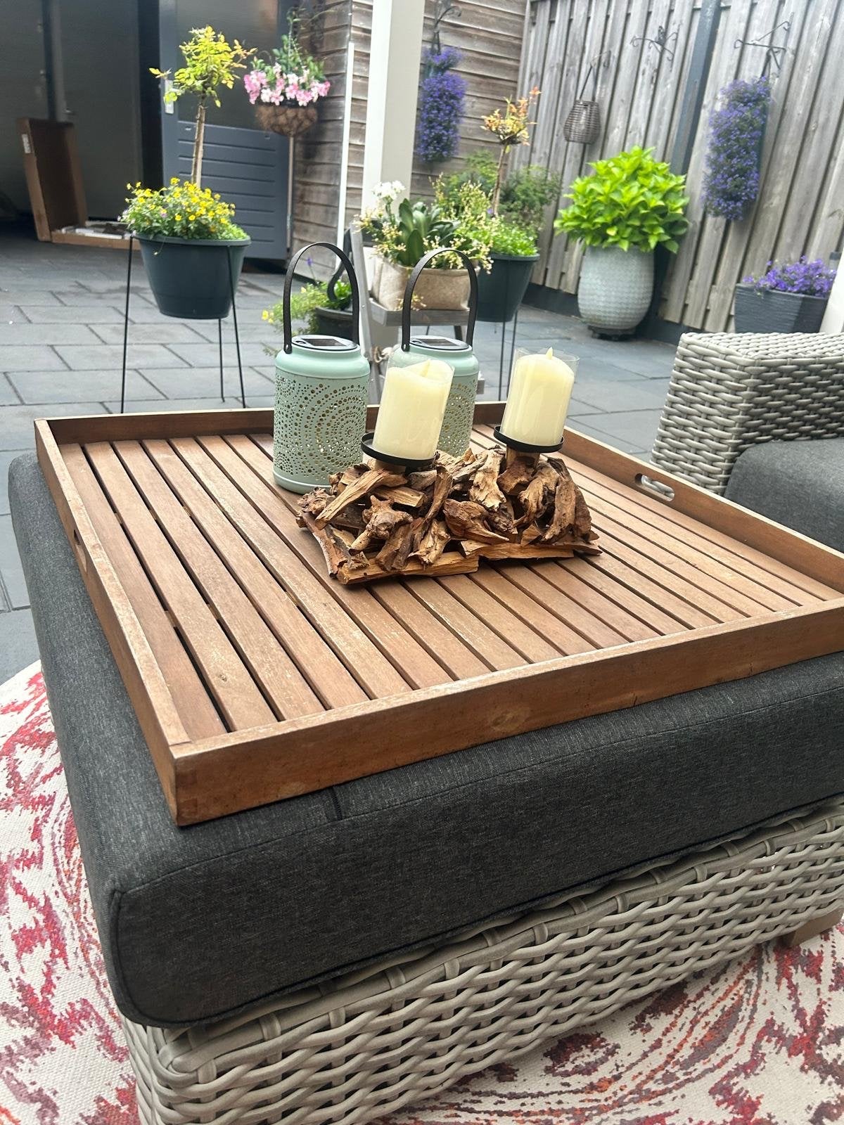 Rotan poef met dienblad en kussen, Ophalen, Zo goed als nieuw