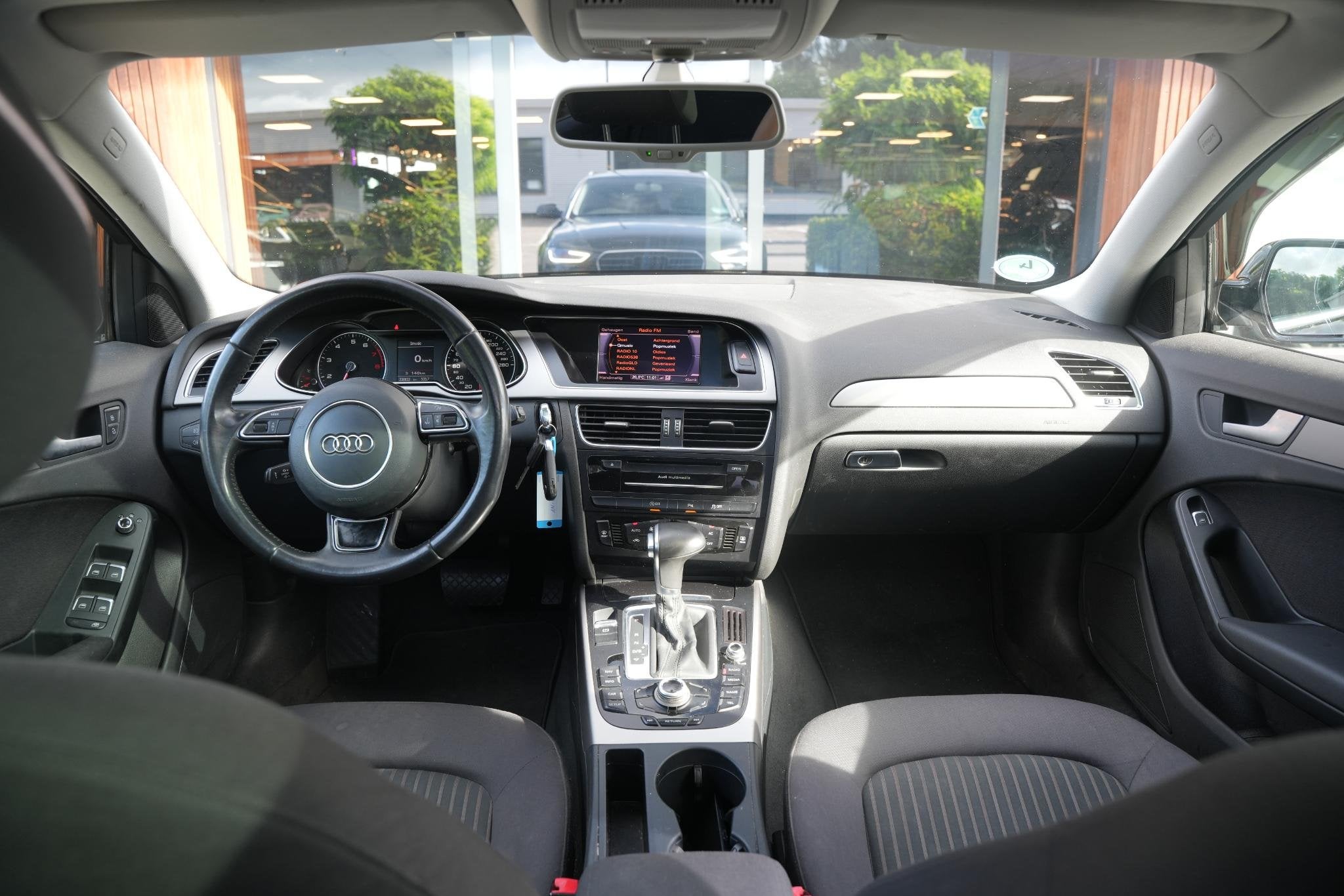 Audi A4 Avant 1.8 TFSI Business Edition Panoramadak Stoelver, Euro 5, Stof, Gebruikt, 4 cilinders