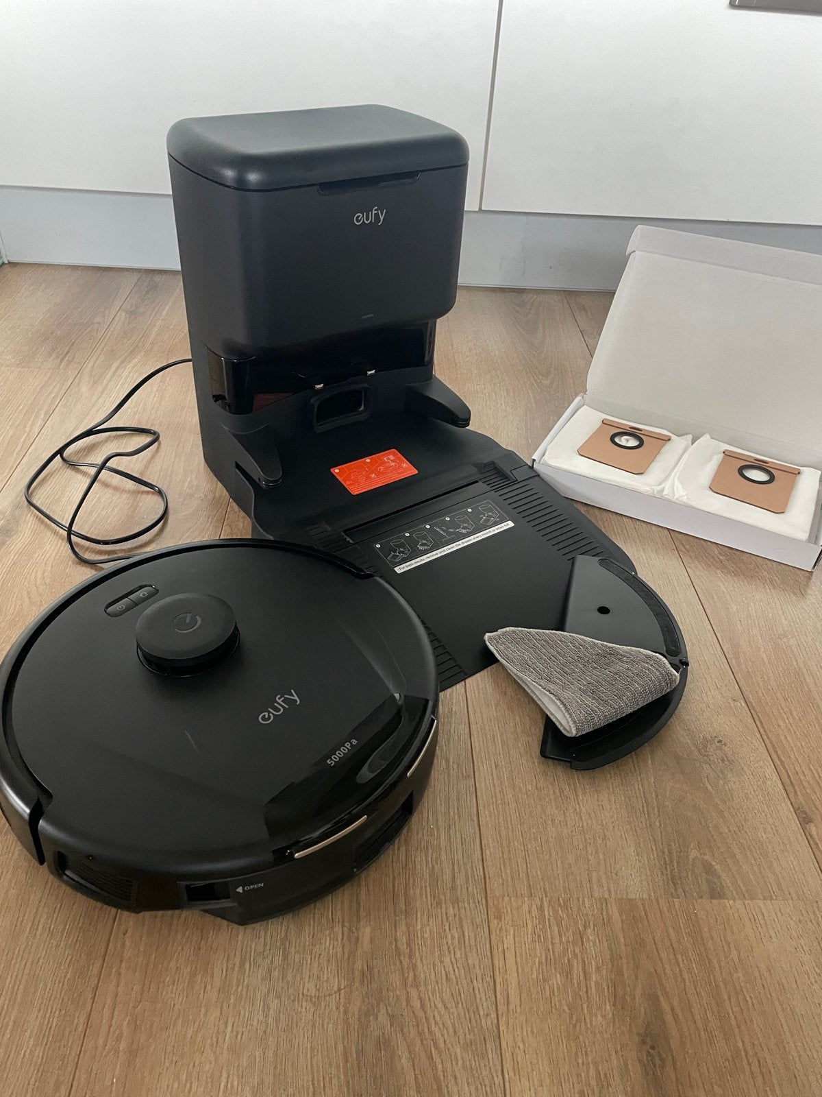 Eufy L60 hybrid ses robot stofzuiger, dweilfunctie + station, Automatisch legen, Zo goed als nieuw, Robotstofzuiger, Minder dan 1200 watt