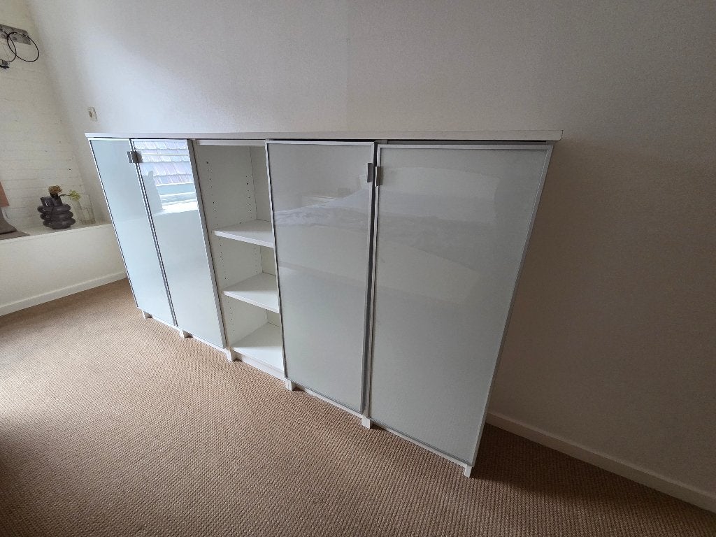 Witte kast met glazen deuren en open vakken, Ophalen, Met deur(en), 100 tot 150 cm, Zo goed als nieuw