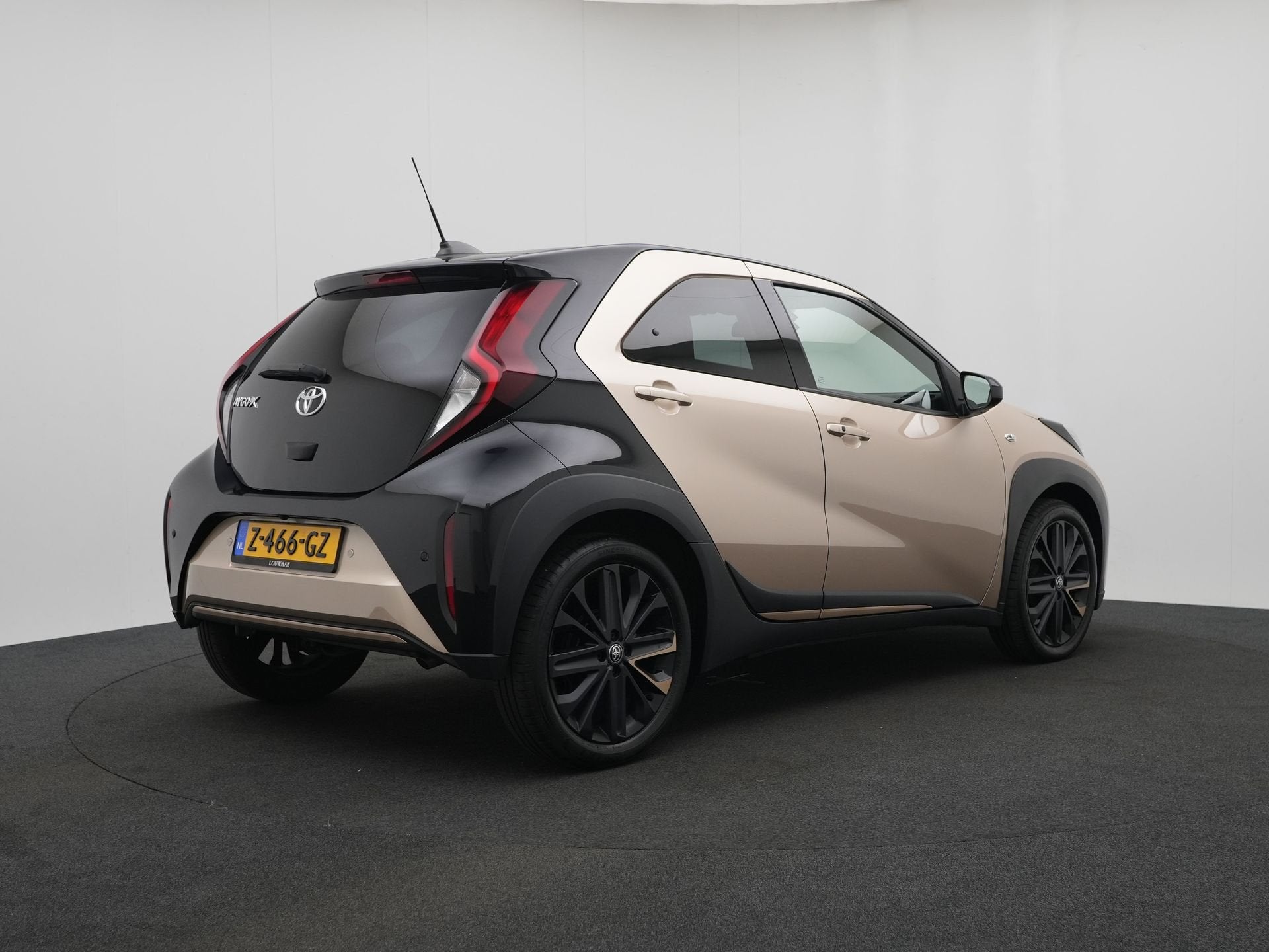 Toyota Aygo X 1.0 VVT-i S-CVT Premium (bj 2023, automaat), Auto's, Toyota, 12 maanden, Gebruikt, 4 stoelen, Leder en Stof