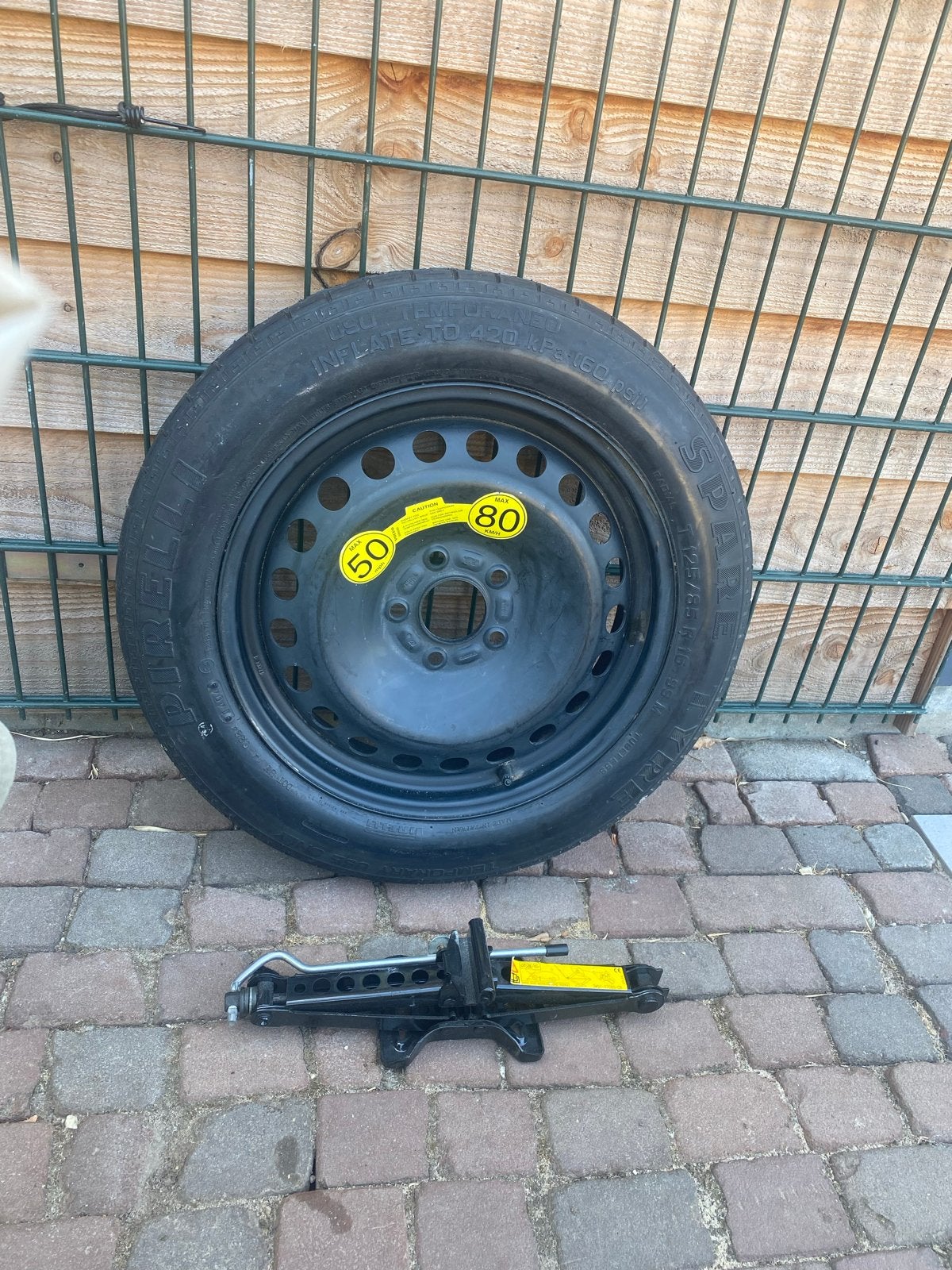 Thuiskomer Volvo met krik - Compact reservewiel, Auto-onderdelen, Ophalen, Gebruikt, Banden en Velgen, Overige maten
