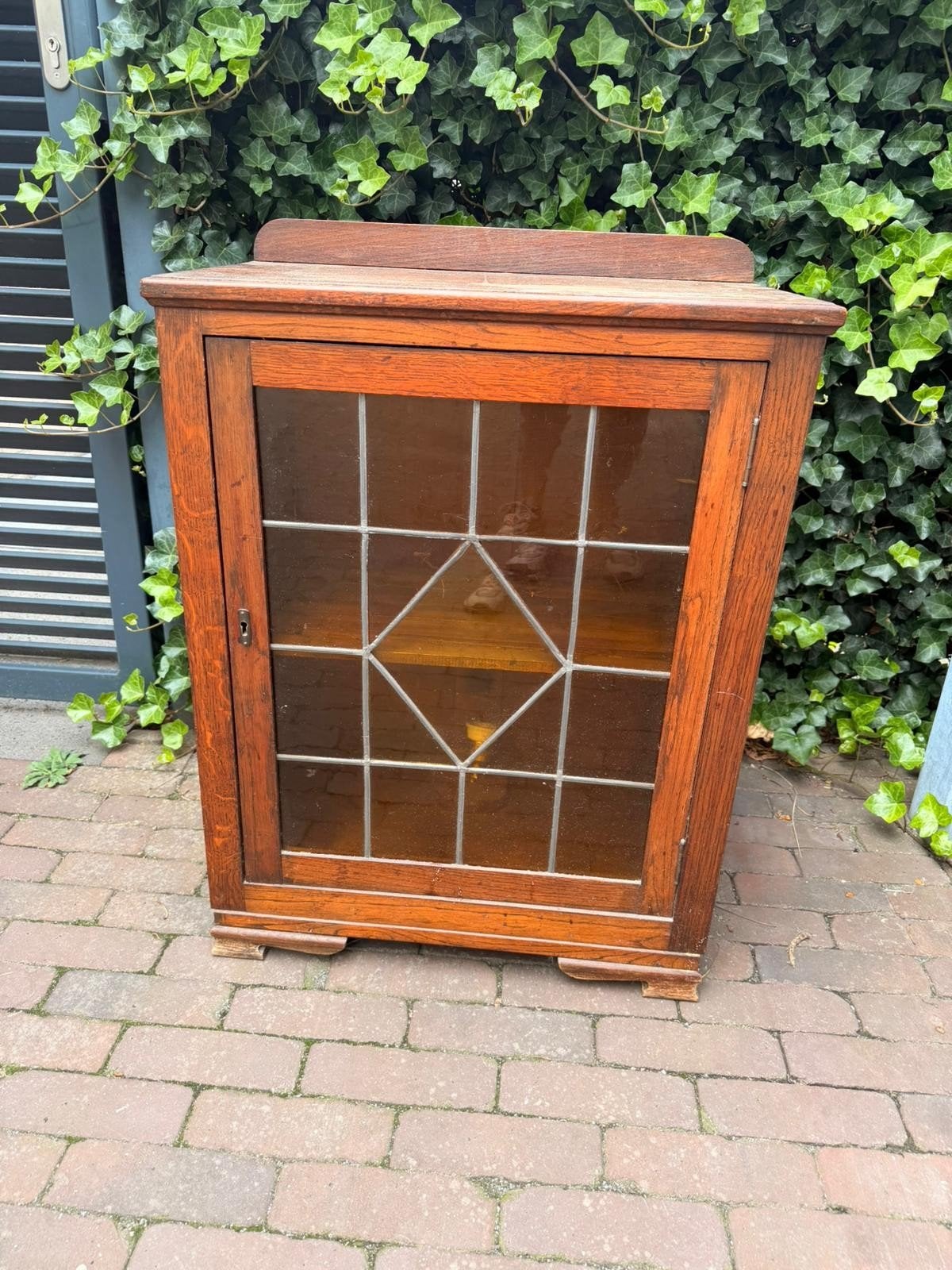 Antieke eikenhouten kast met glas-in-lood deur, Ophalen